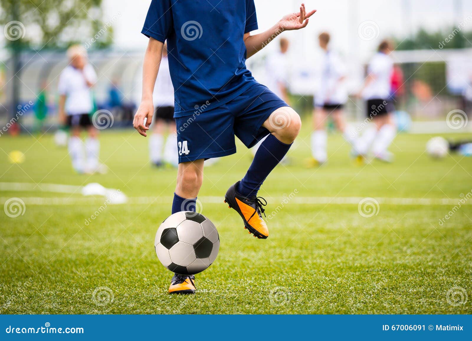 参加足球在体育体育场的男孩足球比赛库存图片. 图片包括有运动员, 冠军, 天堂, 俱乐部, 符合, 英尺- 67006091