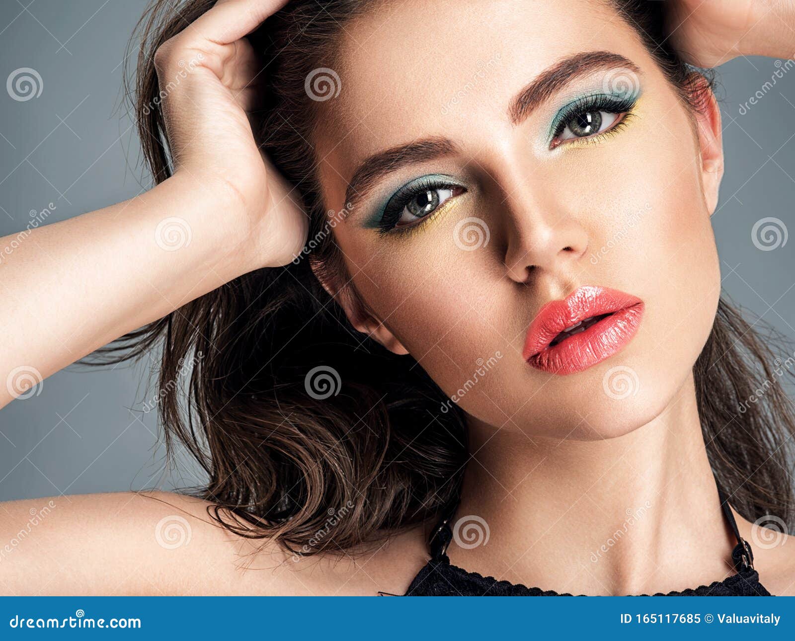 双唇上涂着亮红色唇膏的黑发美女艳丽的蓝眼少女一个漂亮女孩的画像库存图片 图片包括有有吸引力的 人们 双唇上涂着亮红色唇膏的黑发美女艳丽的蓝眼少女一个漂亮女孩的画像库存图片 图片包括有有吸引力的 人们