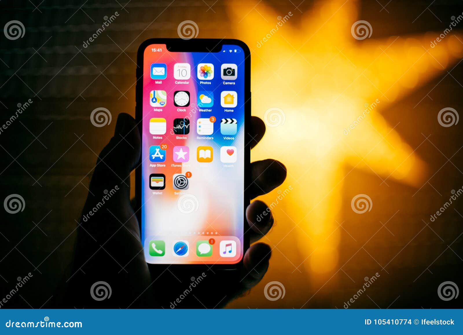 反对以家庭apps为特色的蓝色defocused星的新的苹果计算机iphone 编辑类库存图片 图片包括有公司 胃口 反对以家庭apps为特色的蓝色defocused星的新的苹果计算机iphone 编辑类库存图片 图片包括有公司 胃口