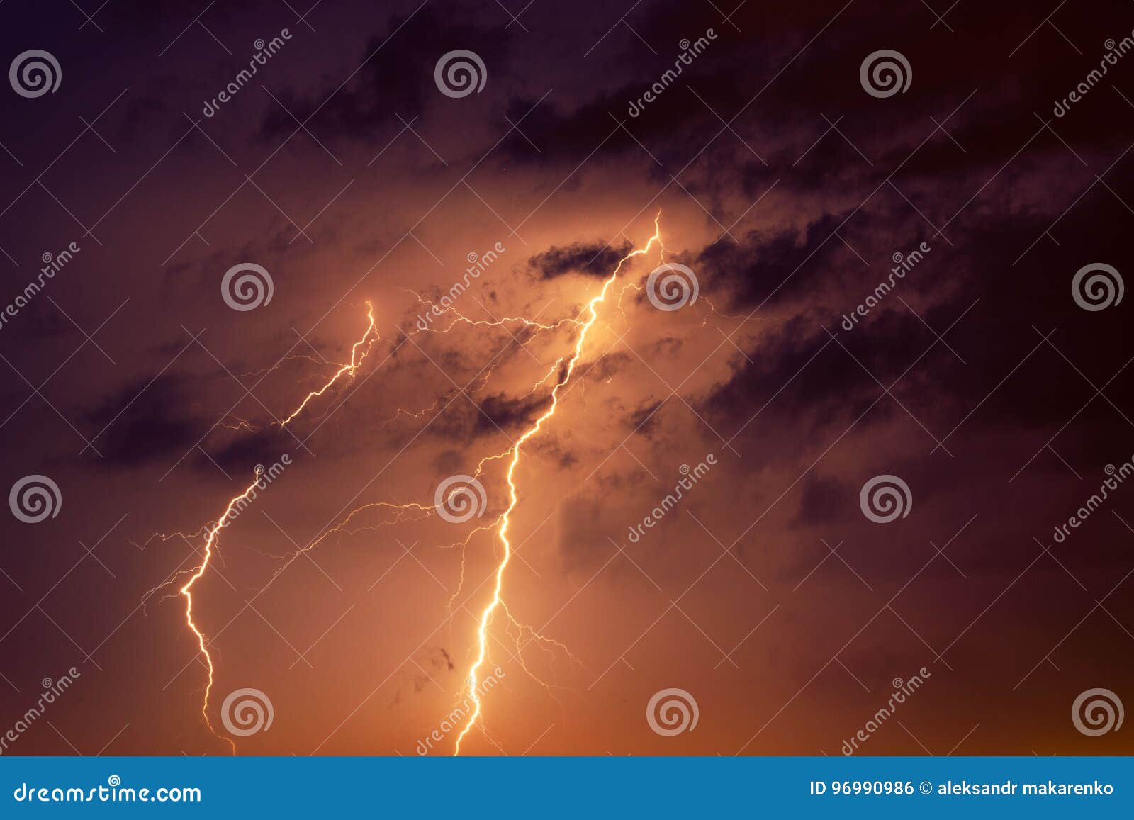 反对雷云的背景的雷电库存照片 图片包括有充电 晚上 放电 黑暗 严重 线路 螺栓 唯一 反对雷云的背景的雷电库存照片 图片包括有充电 晚上 放电 黑暗 严重 线路 螺栓 唯一