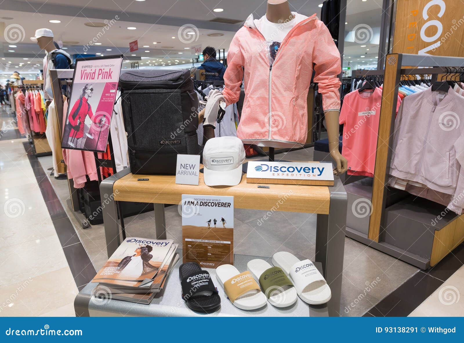发现远征服装店 汉城编辑类照片 图片包括有社论 远征 五颜六色 拱道 夹克 目的地 衣物 发现远征服装店 汉城编辑类照片 图片包括有社论 远征 五颜六色 拱道 夹克 目的地 衣物