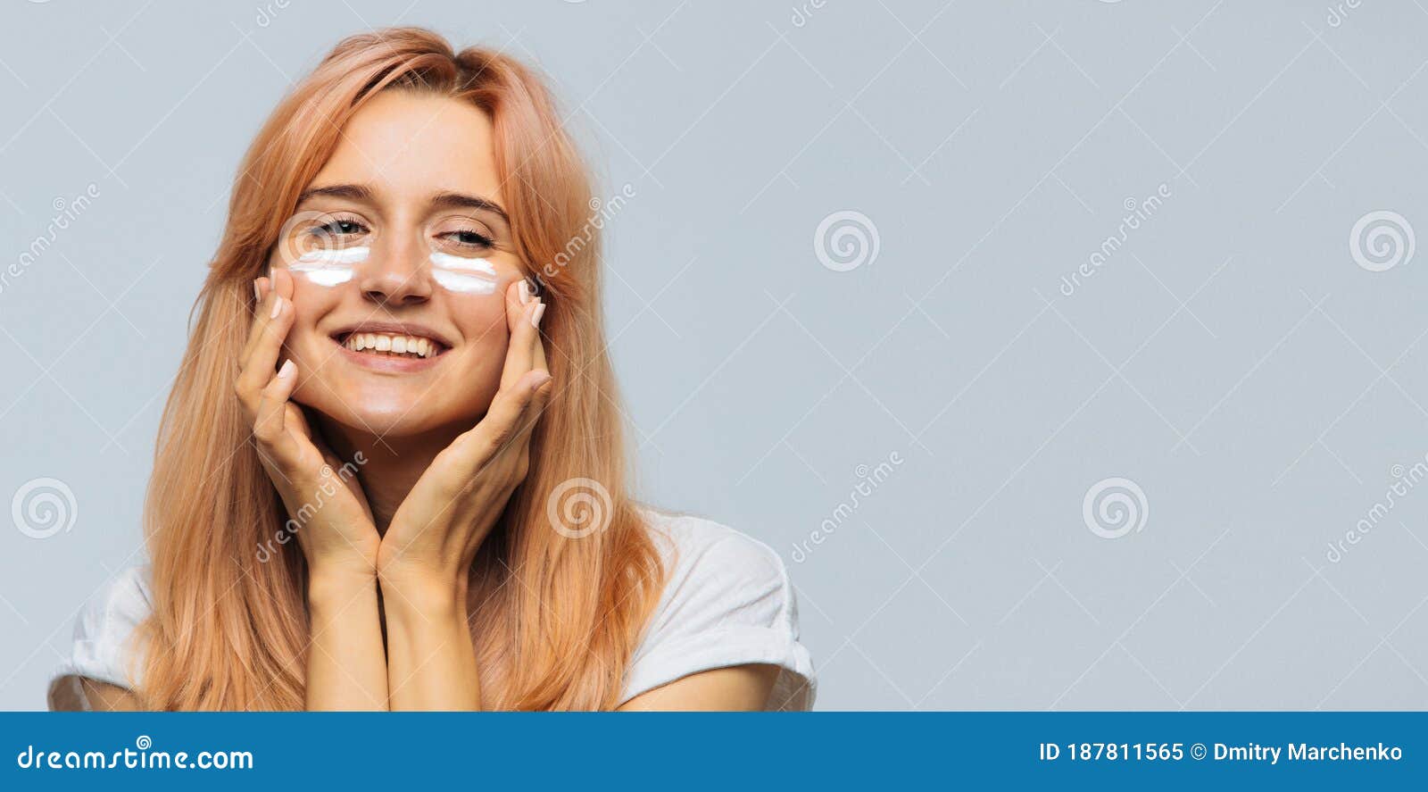 可爱的女人微笑着在脸上涂防晒霜 脸颊上涂防晒霜日本库存图片 图片包括有白种人 皮肤 钞票