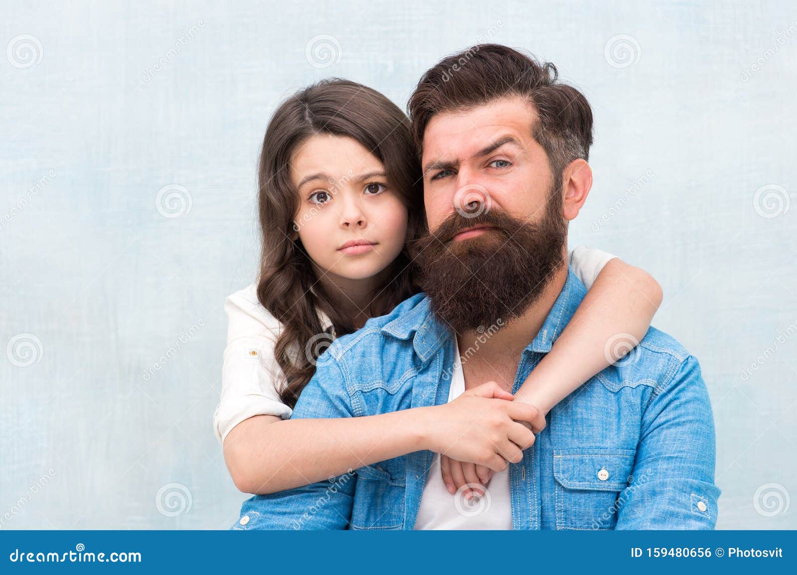 父女 可爱的父亲和可爱的孩子父女拥抱灯光背景家庭拥抱强壮的父女库存照片- 图片包括有敬慕, 人兽交: 159480656