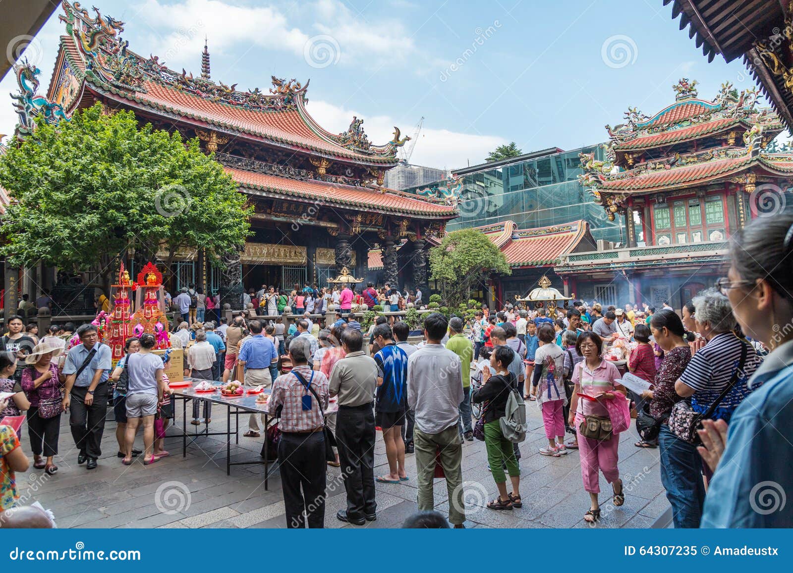 台北 台湾 大约15年9月 人们在龙山佛教寺庙祈祷在台北市 台湾编辑类图片 图片包括有水平 视图 台北 台湾 大约15年9月 人们在龙山佛教寺庙祈祷在台北市 台湾编辑类图片 图片包括有水平 视图
