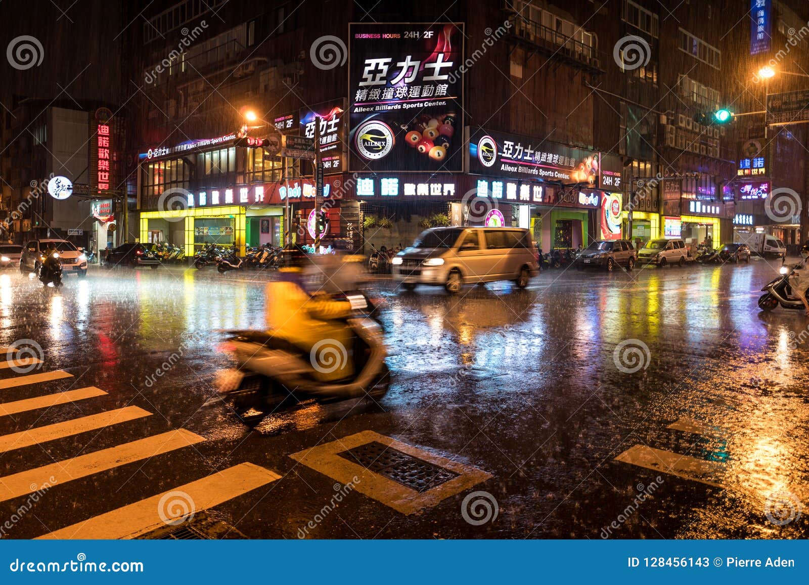 台南 台湾 18年9月25日 人们在雨中在台南街道上的晚上编辑类库存照片 图片包括有黑暗 孤独 台南 台湾 18年9月25日 人们在雨中在台南街道上的晚上编辑类库存照片 图片包括有黑暗 孤独