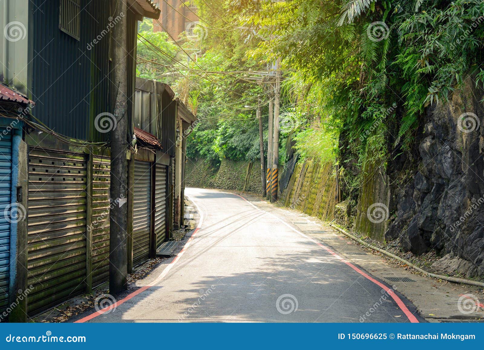 台湾乌来一个阳光明媚的乡村曲线沥青路库存图片 图片包括有城市 弯曲 平安 绿色 日本 新鲜 150696625