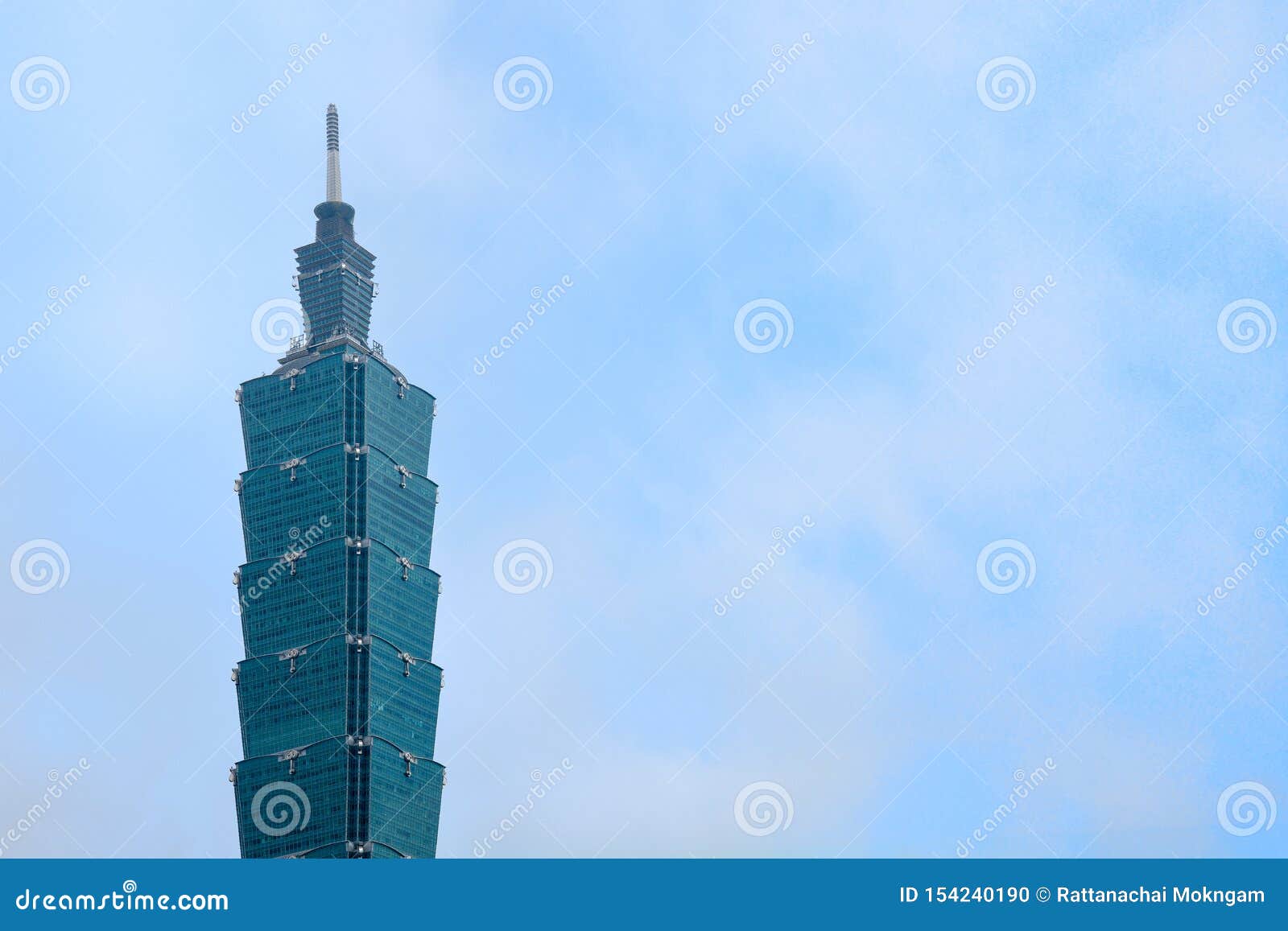 台湾台北 17年5月7日 在蓝天背景的台北101大楼的顶端 台北101是台湾最高的建筑编辑类图片 图片包括有