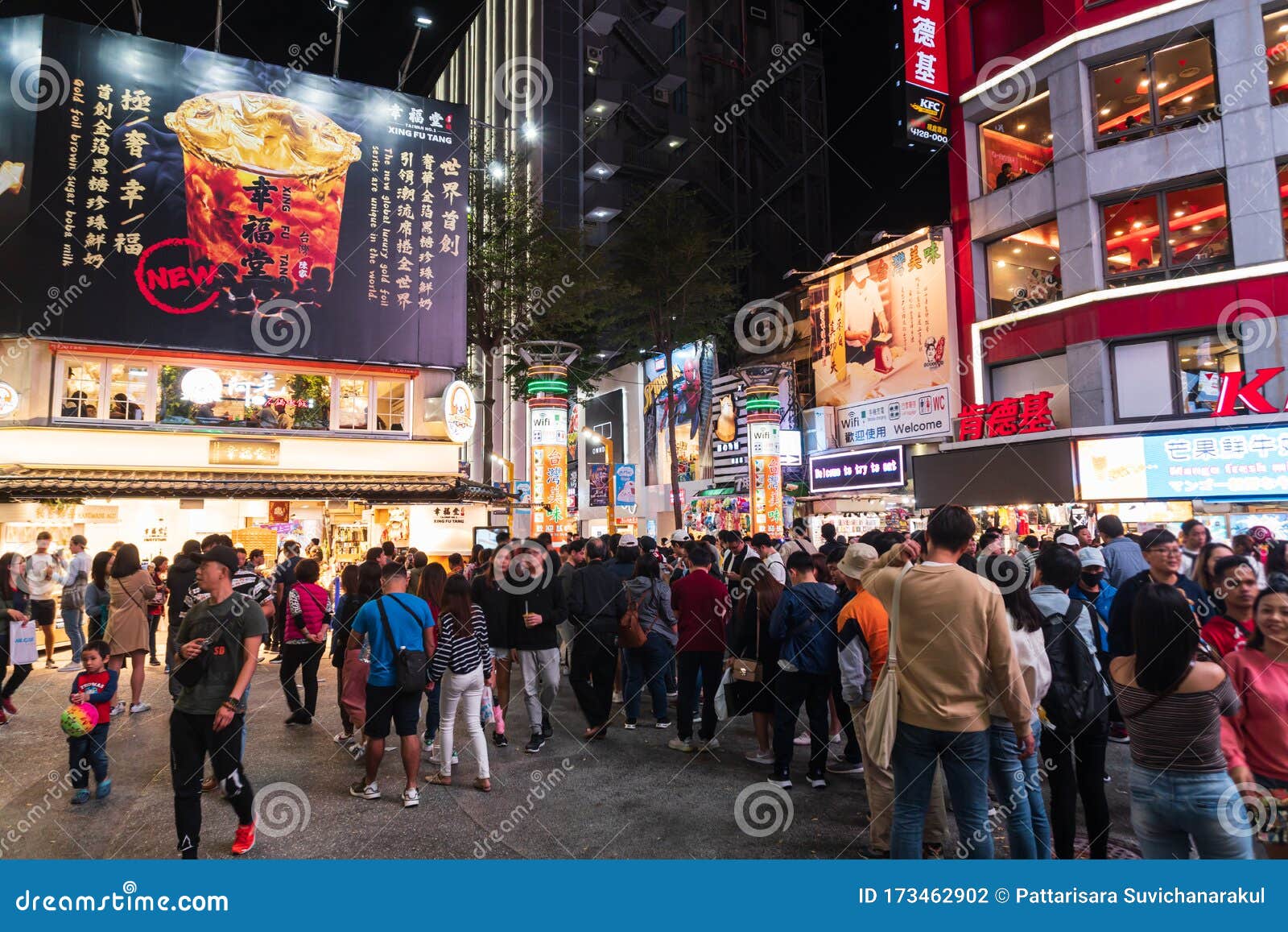 台湾台北 19年11月9日 在西门町街市的泡泡奶茶店 挤满人群排队图库摄影片 图片包括有都市风景 安排 台湾台北 19年11月9日 在西门町街市的泡泡奶茶店 挤满人群排队图库摄影片 图片包括有都市风景 安排