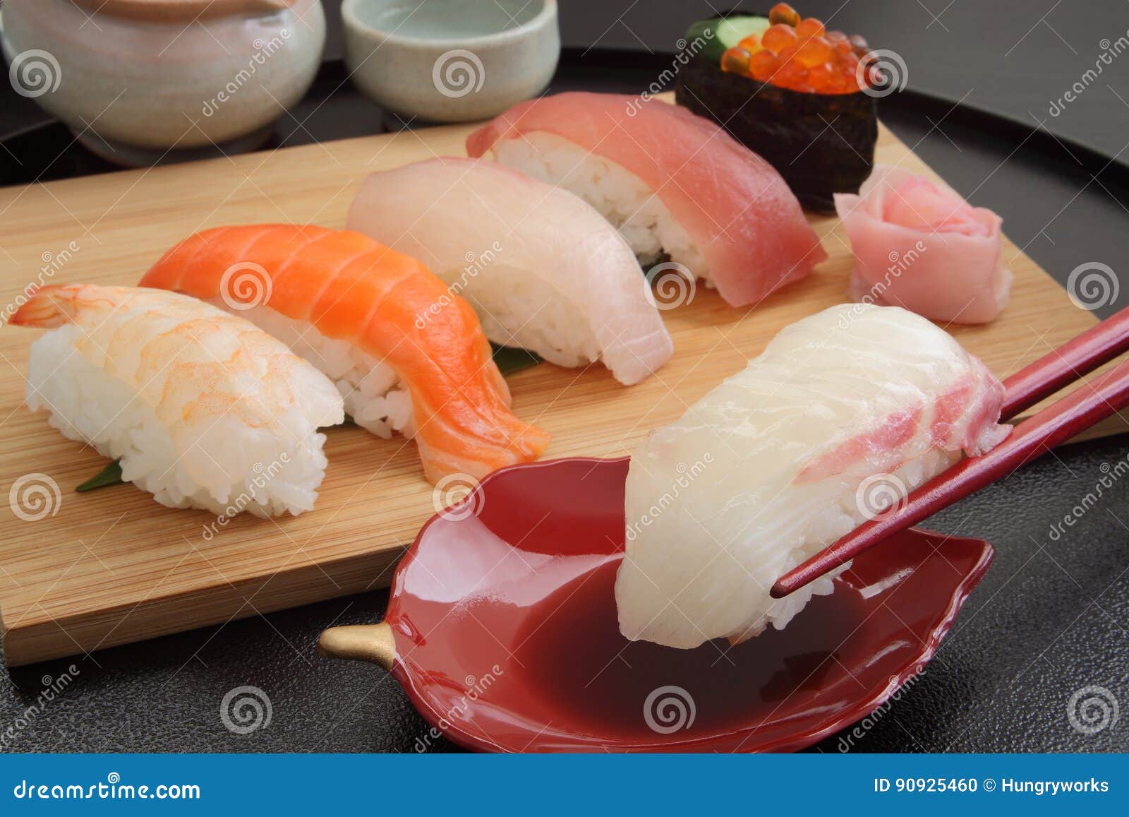 吃与筷子的海鲷寿司 日本食物库存照片 图片包括有调味汁 国王 食物 日本 新鲜 鲂的 烹调