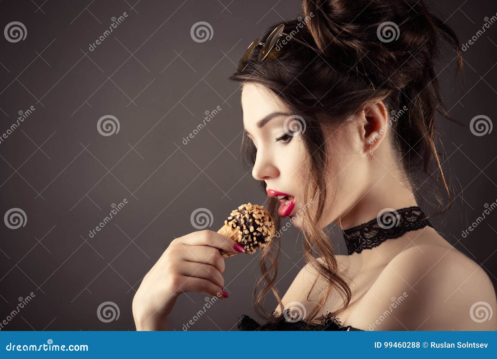 吃冰淇凌的美丽的性感的妇女库存照片. 图片包括有白种人, 时兴, 人们, 生活方式, 诱惑, 查出- 99460288