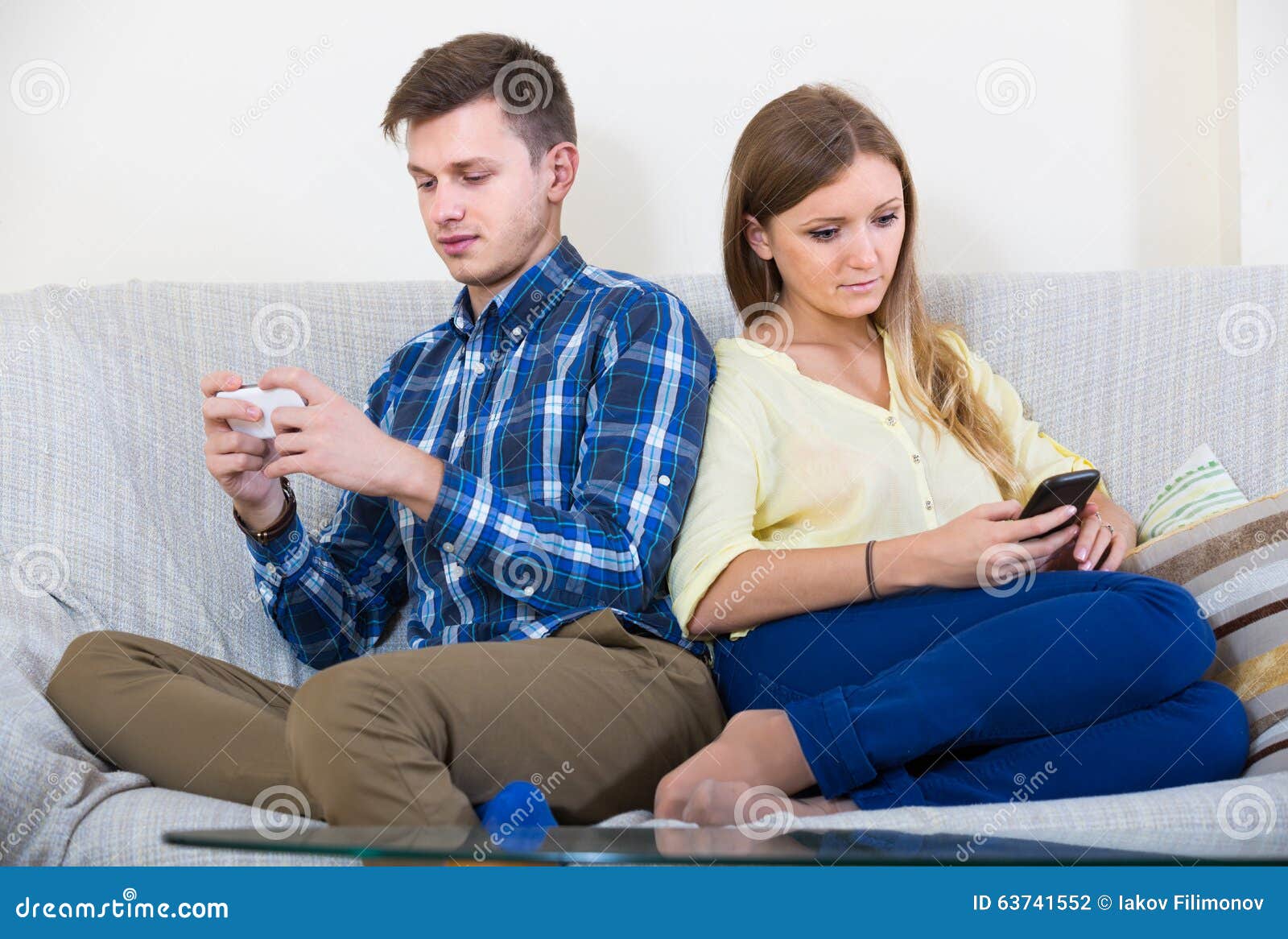 Жена сидит в телефоне. Супруги сидят с телефоном. Муж и жена сидят в телефонах. Фото жена сидит на муже. Узу сидит с женами.