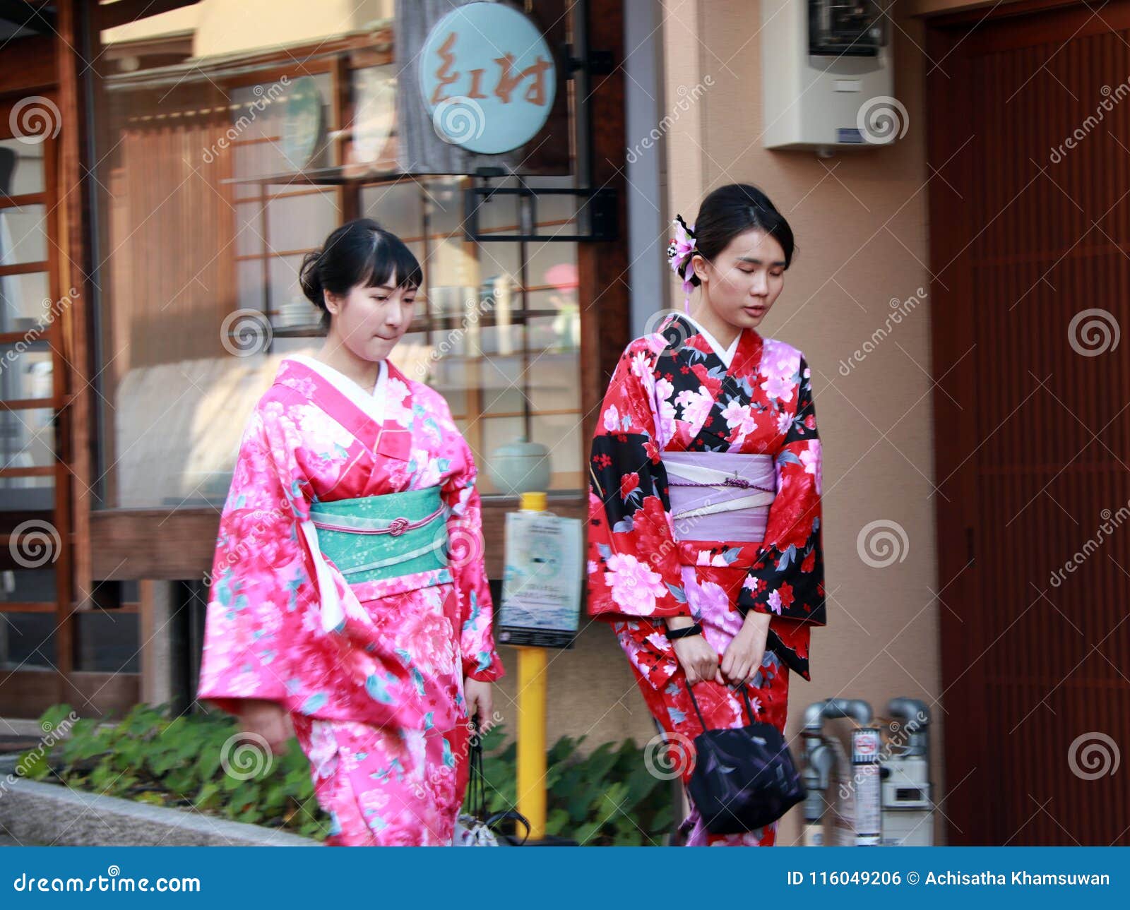 和服礼服的两日本人女孩走在走道的在京都编辑类照片 图片包括有相当 女孩 服装 礼服 衣物