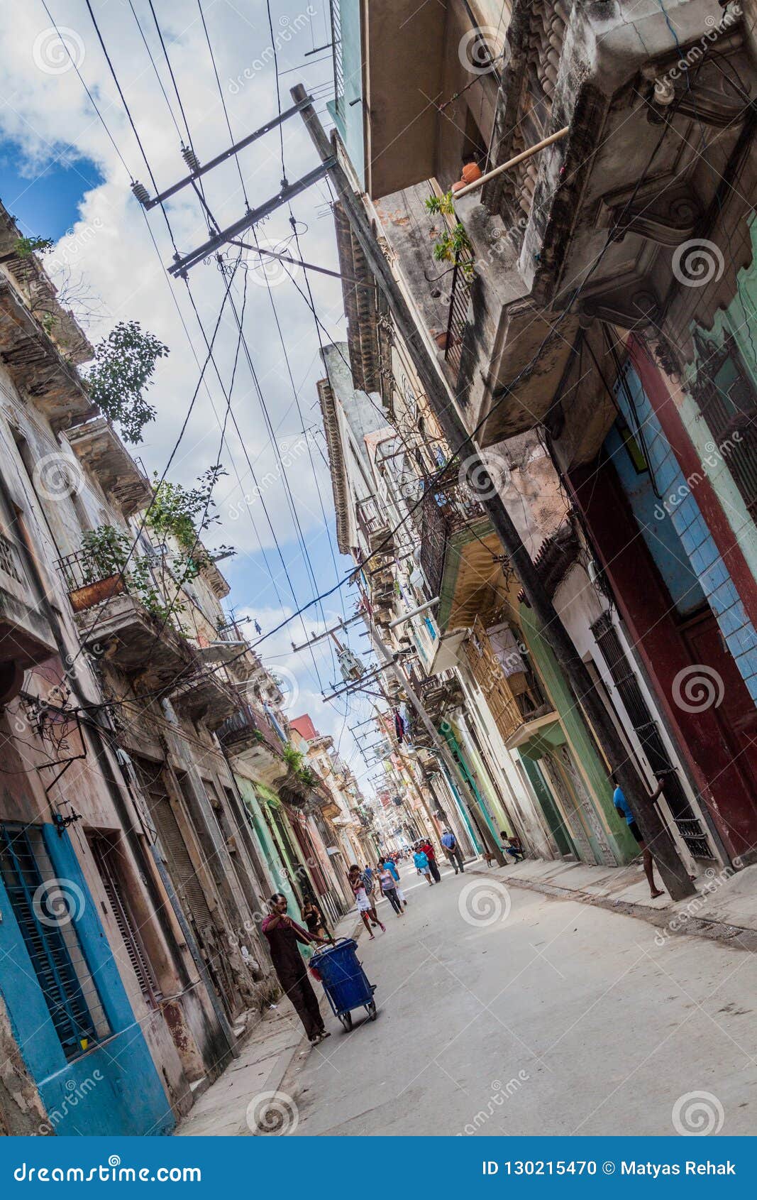哈瓦那 古巴 16年2月23日 一条街道的看法在老havan的编辑类图片 图片包括有共产主义 汽车