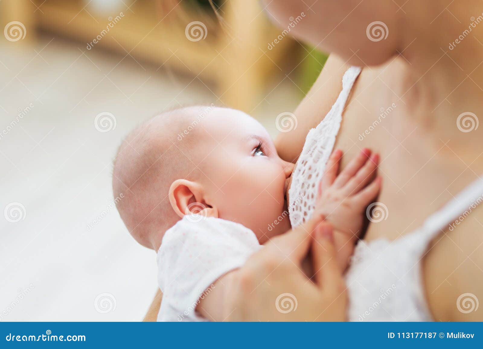 哺乳她的婴儿的年轻妈妈哺乳期婴儿概念照顾喂养她的小儿子或女儿用乳奶库存图片- 图片包括有妈咪, 关心: 113177187