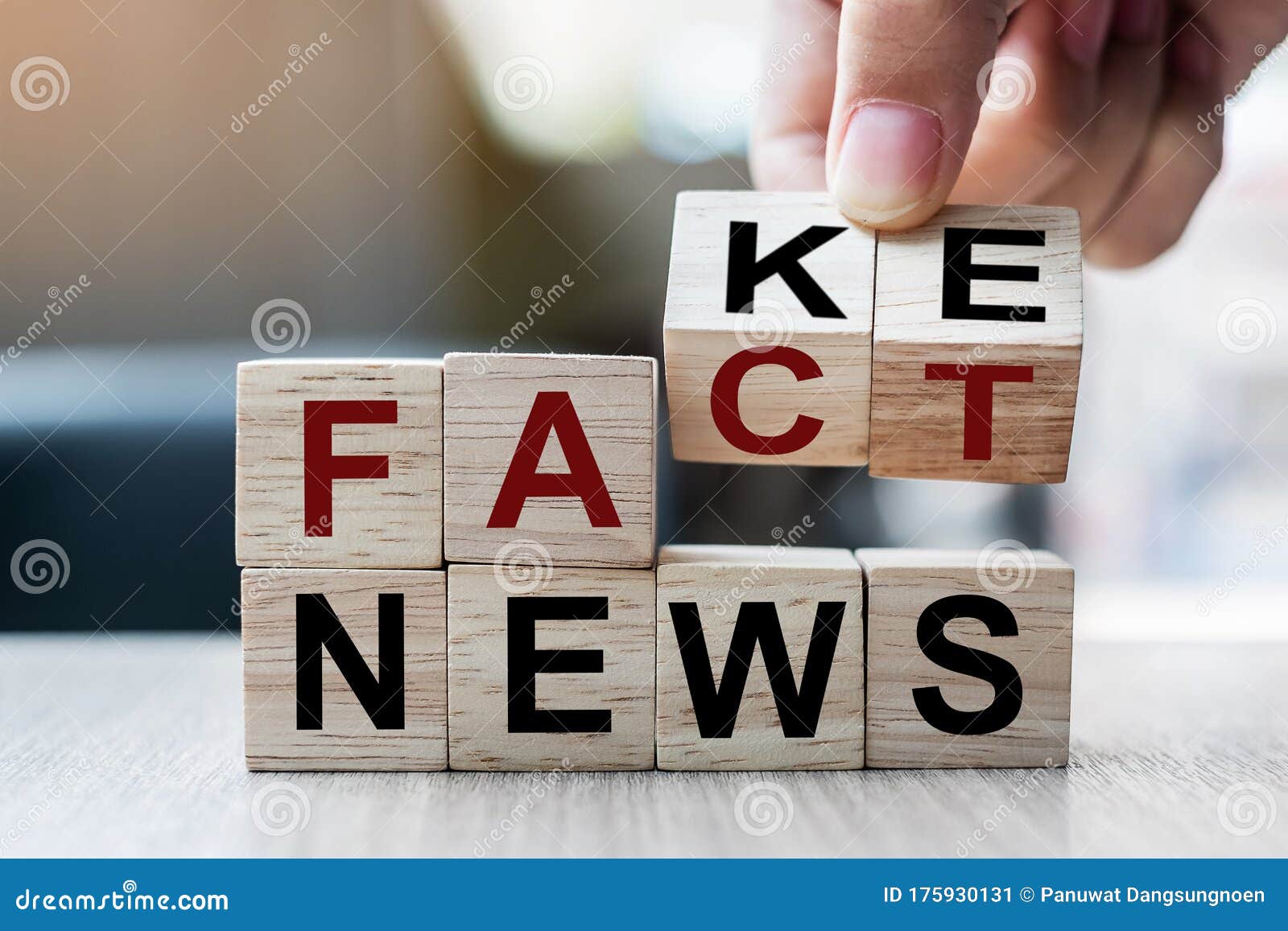 商人手握木方 翻盖fake到fact News桌上背景词新闻 解决方案和业务库存图片 图片包括有创造性 财务 商人手握木方 翻盖fake到fact News桌上背景词新闻 解决方案和业务库存图片 图片包括有创造性 财务