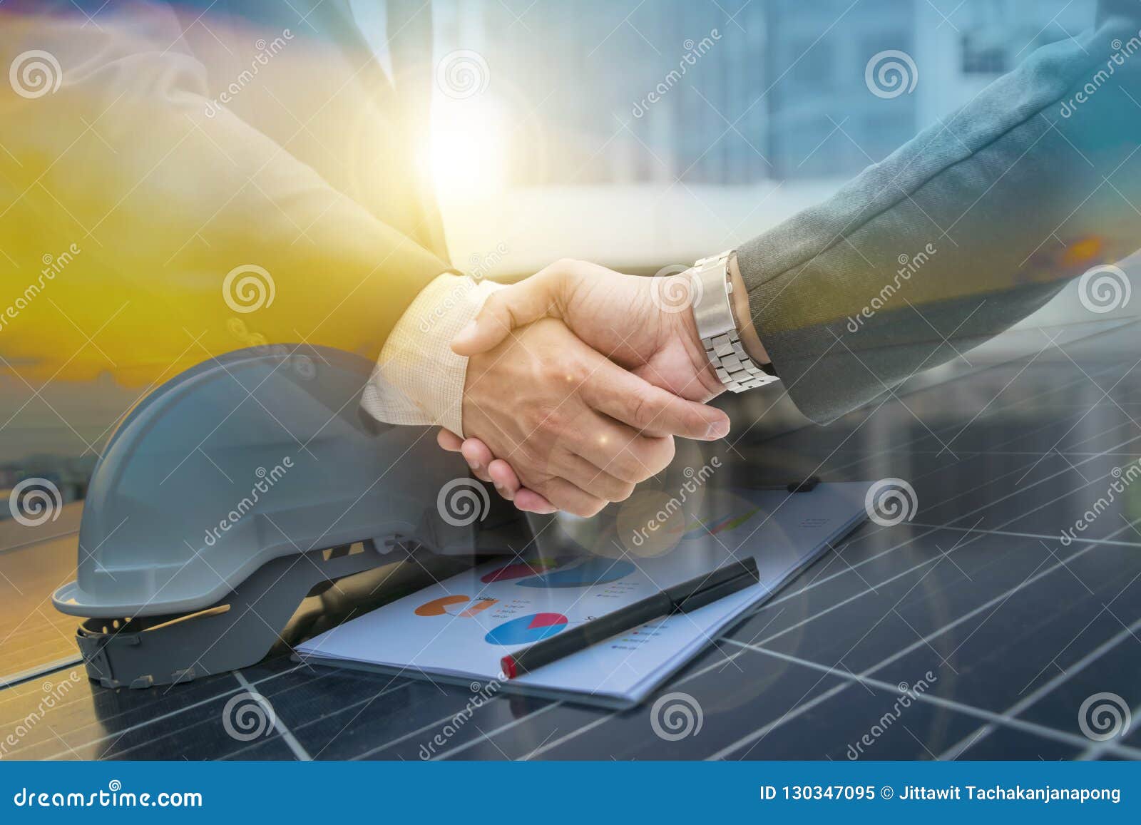 商人握手商业投机和销售的库存图片 图片包括有图表 有效 合同 冲减 被验核 专门技术