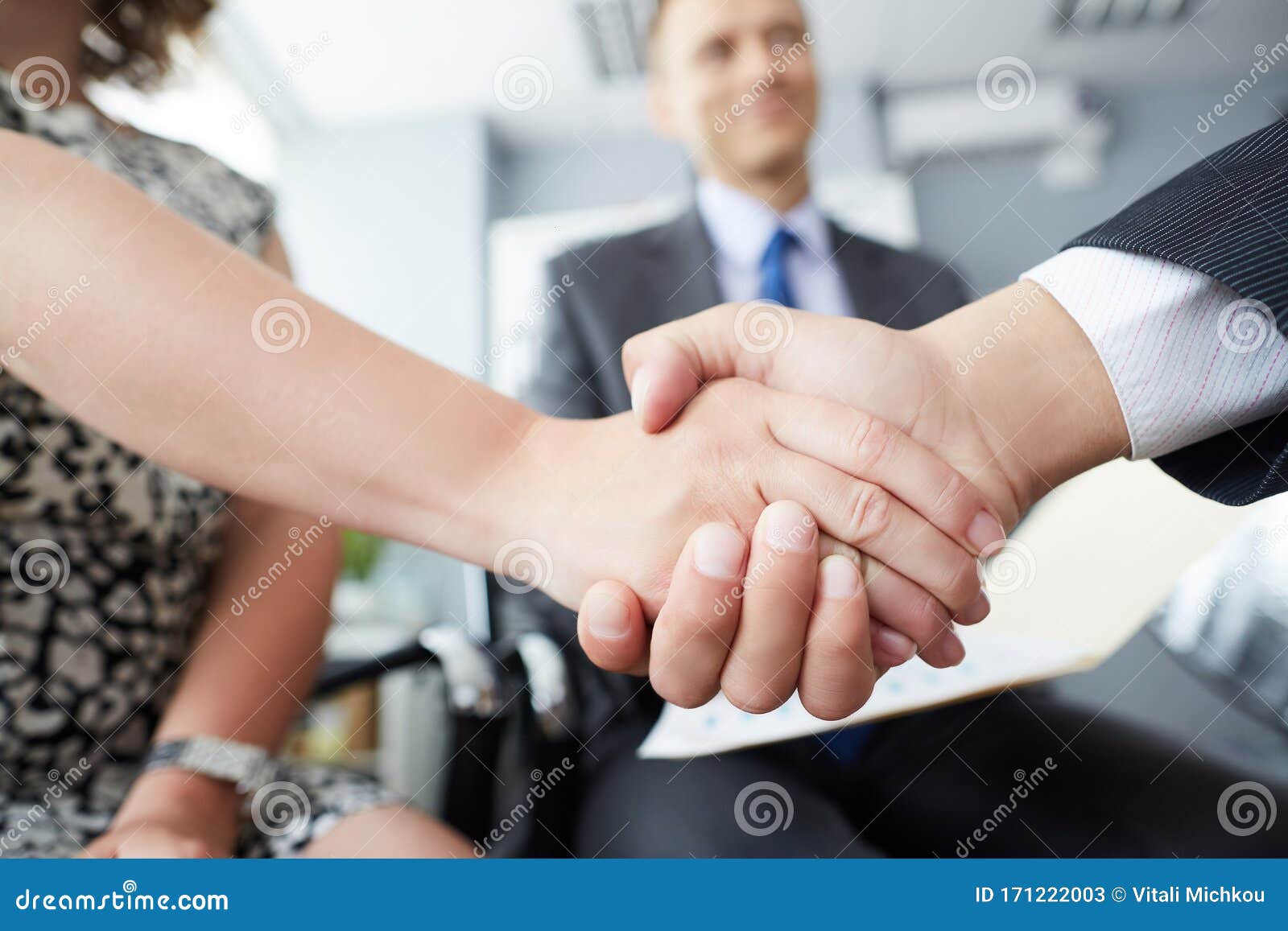 商人握手 结束会议男性和女性手握手 与男性同事库存图片 图片包括有协议 人们 问候 人员