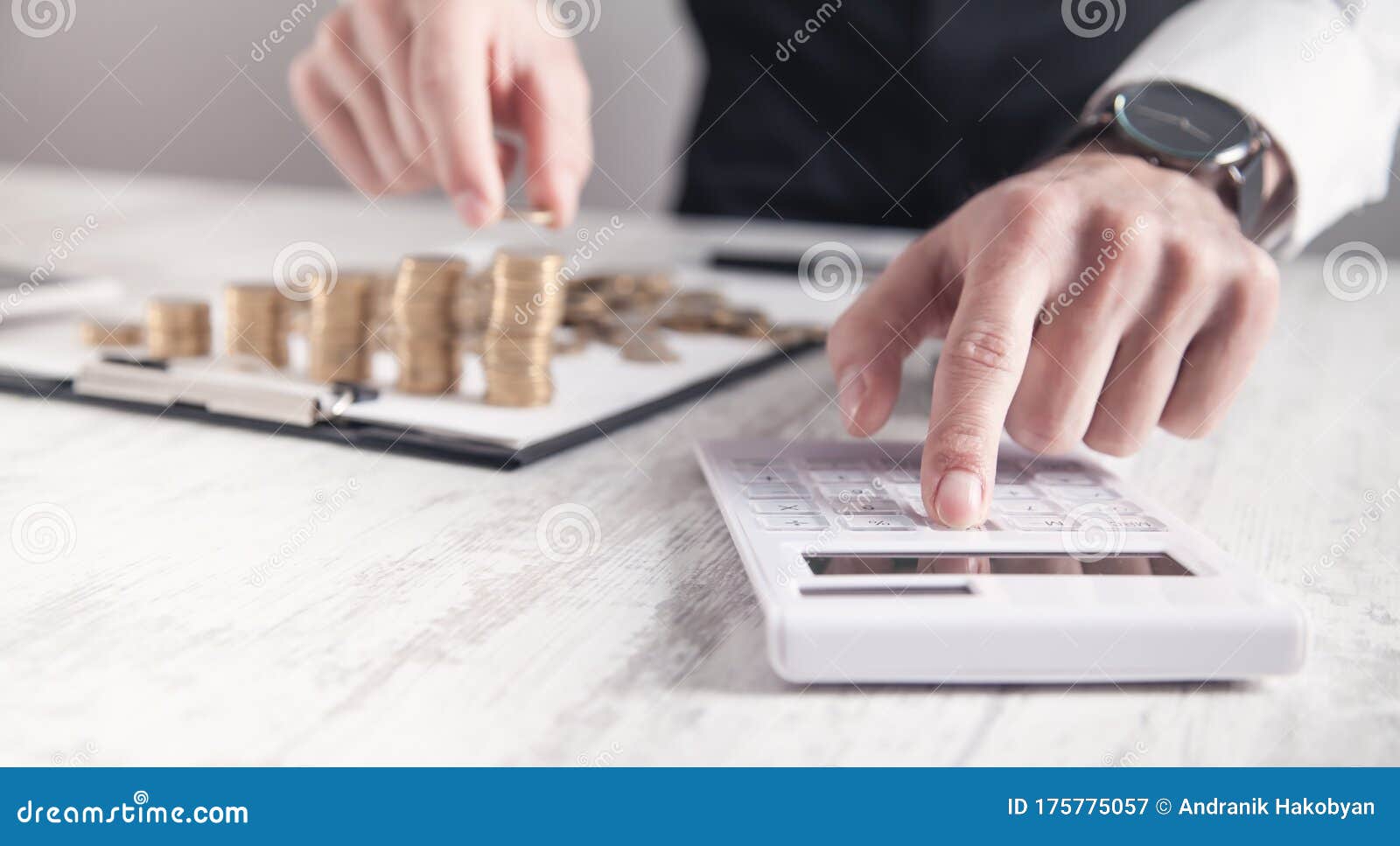 商人数钱币和使用计算器业务金融库存图片 图片包括有货币 概念 商业 手指 市场 办公室 商人数钱币和使用计算器业务金融库存图片 图片包括有货币 概念 商业 手指 市场 办公室
