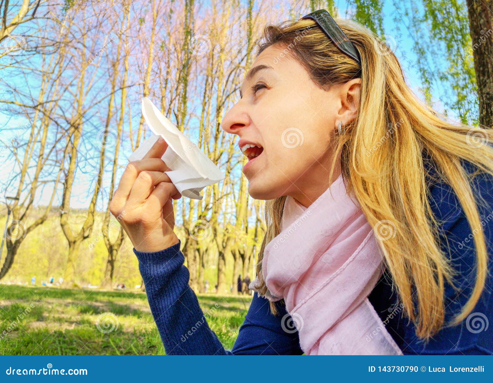 喷嚏过敏花粉症花粉过敏吹的鼻子春天库存照片 图片包括有流行病 传染 憔悴 手帕 咳嗽 鼻子 喷嚏过敏花粉症花粉过敏吹的鼻子春天库存照片 图片包括有流行病 传染 憔悴 手帕 咳嗽 鼻子