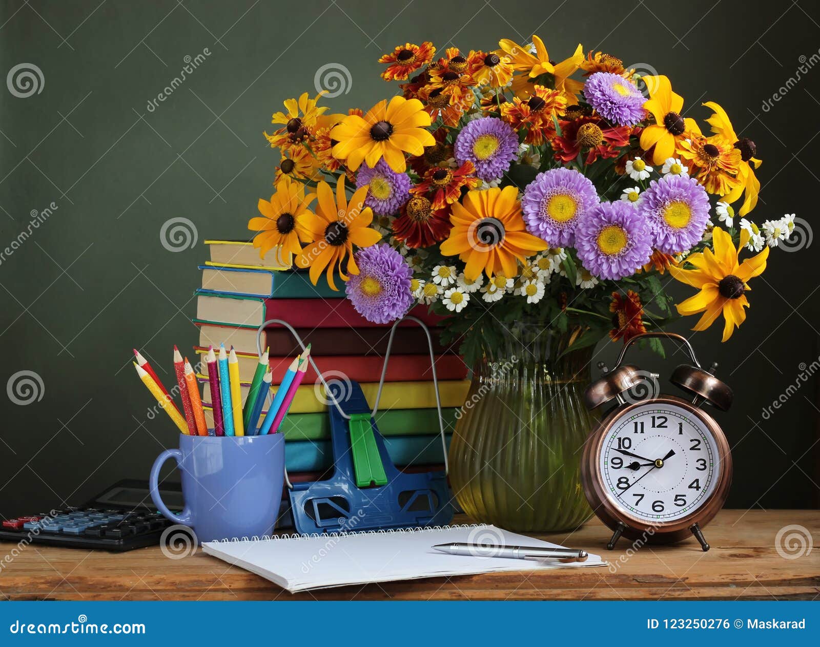 回到学校天9月一日 知识 老师 S 库存照片 图片包括有的亚述 学校 课本 教师 被宣扬的