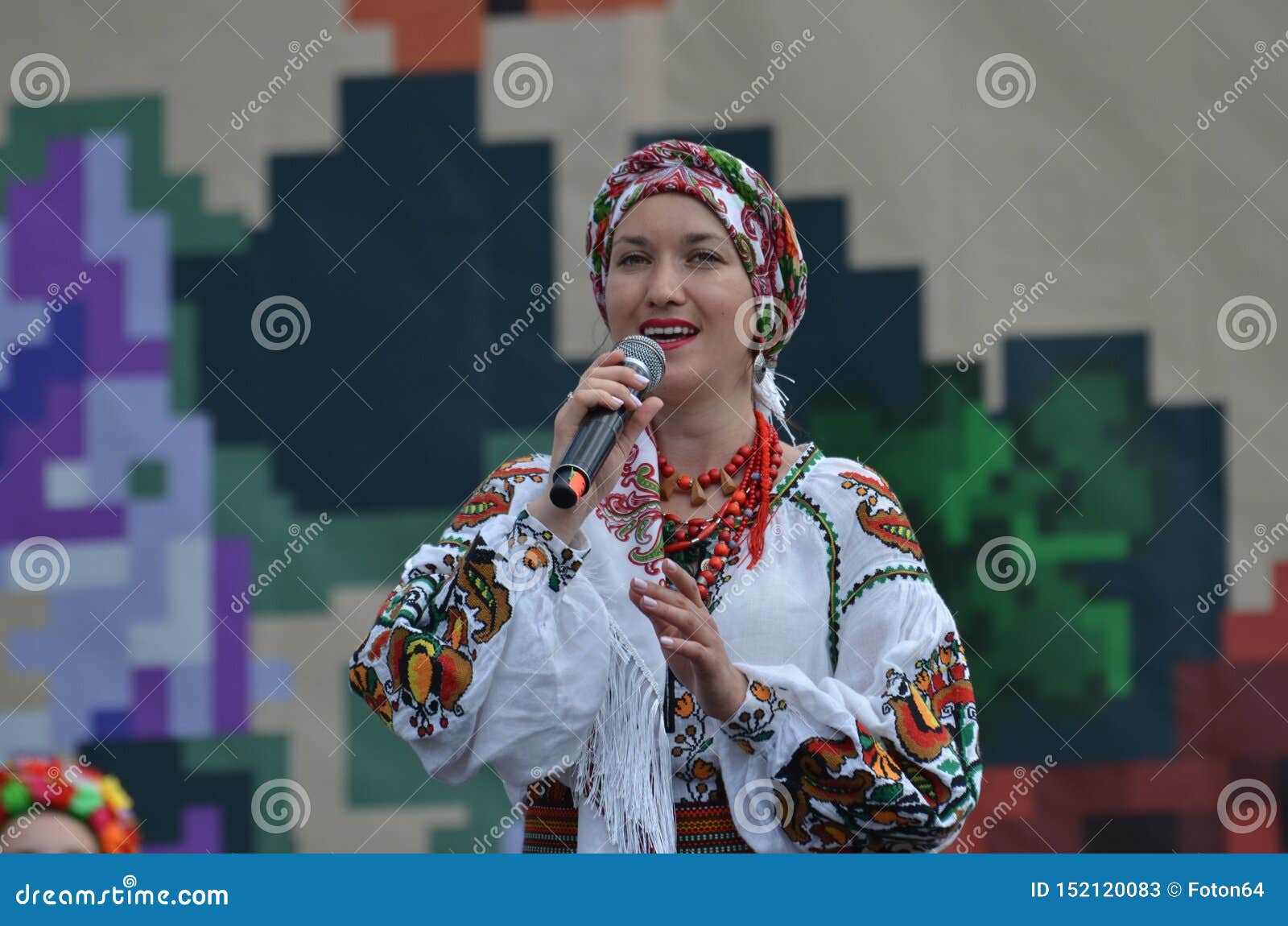 国际民间传说节日 传统服装的乌克兰歌手编辑类库存照片 图片包括有国际民间传说节日 传统服装的乌克兰歌手