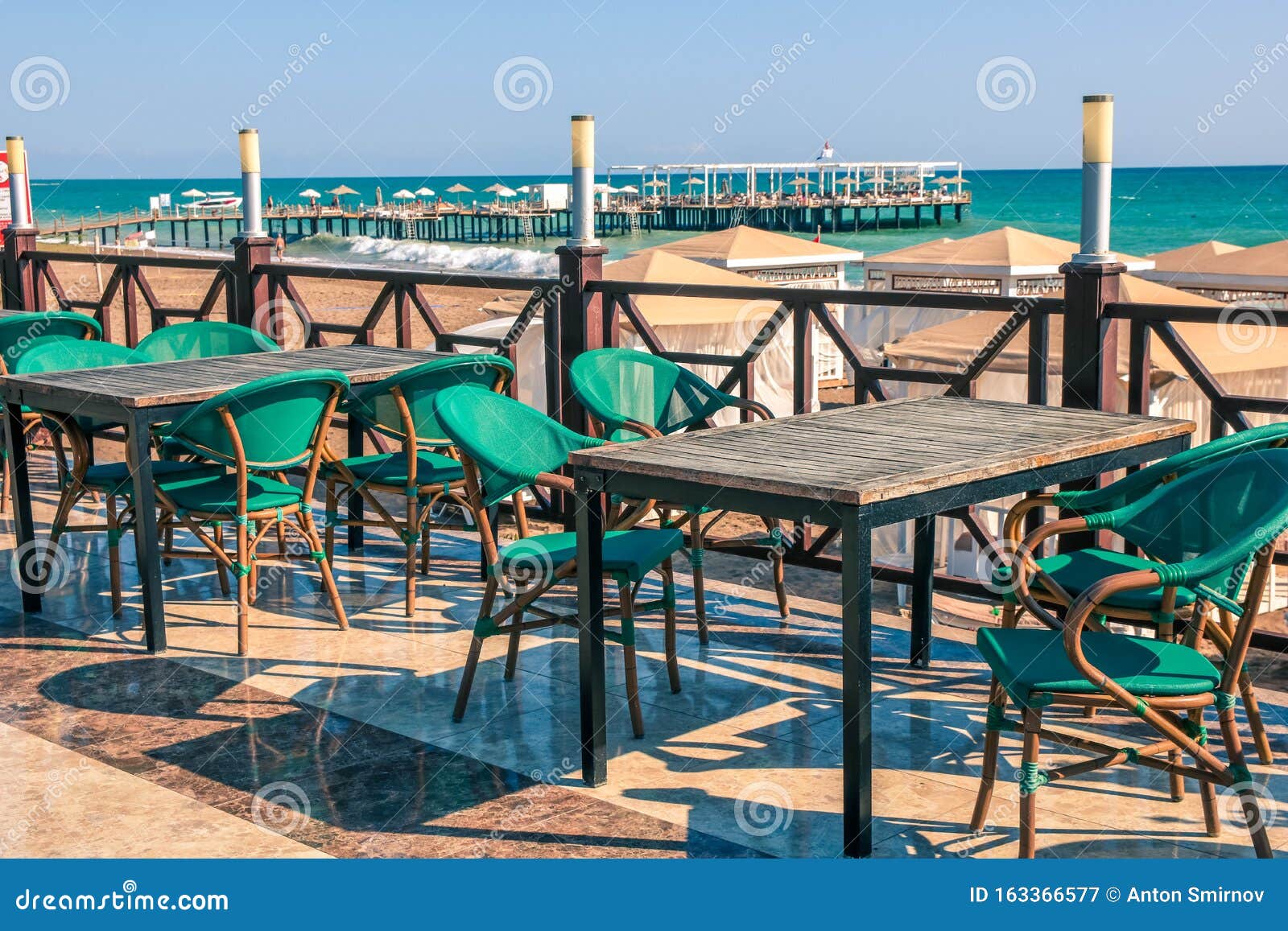 土耳其海滩餐厅里空荡荡的桌椅海边的海滩咖啡馆旅行和度假概念库存图片 图片包括有内部 正餐