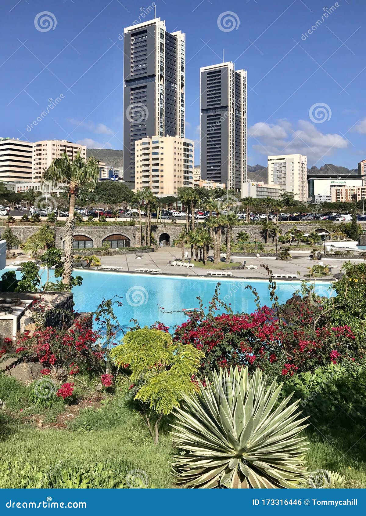 圣克鲁斯托雷斯双子塔库存照片 图片包括有目的地 天堂 蓝色 拱道 资本 横向 都市风景