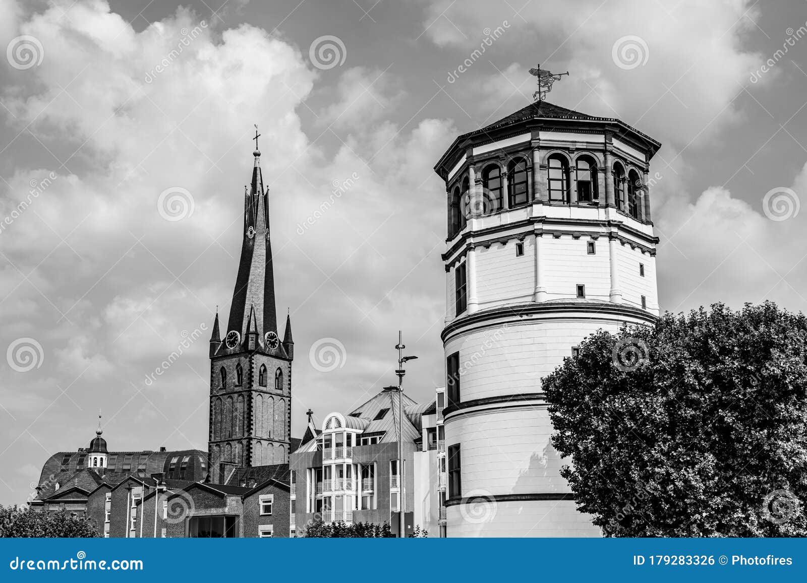 圣兰伯图斯大教堂的塔楼和schlossturm 这座宫殿塔是布格广场杜塞尔多夫城堡唯一的遗迹 库存照片 图片包括有 圣兰伯图斯大教堂的塔楼和schlossturm 这座宫殿塔是布格广场杜塞尔多夫城堡唯一的遗迹 库存照片 图片包括有