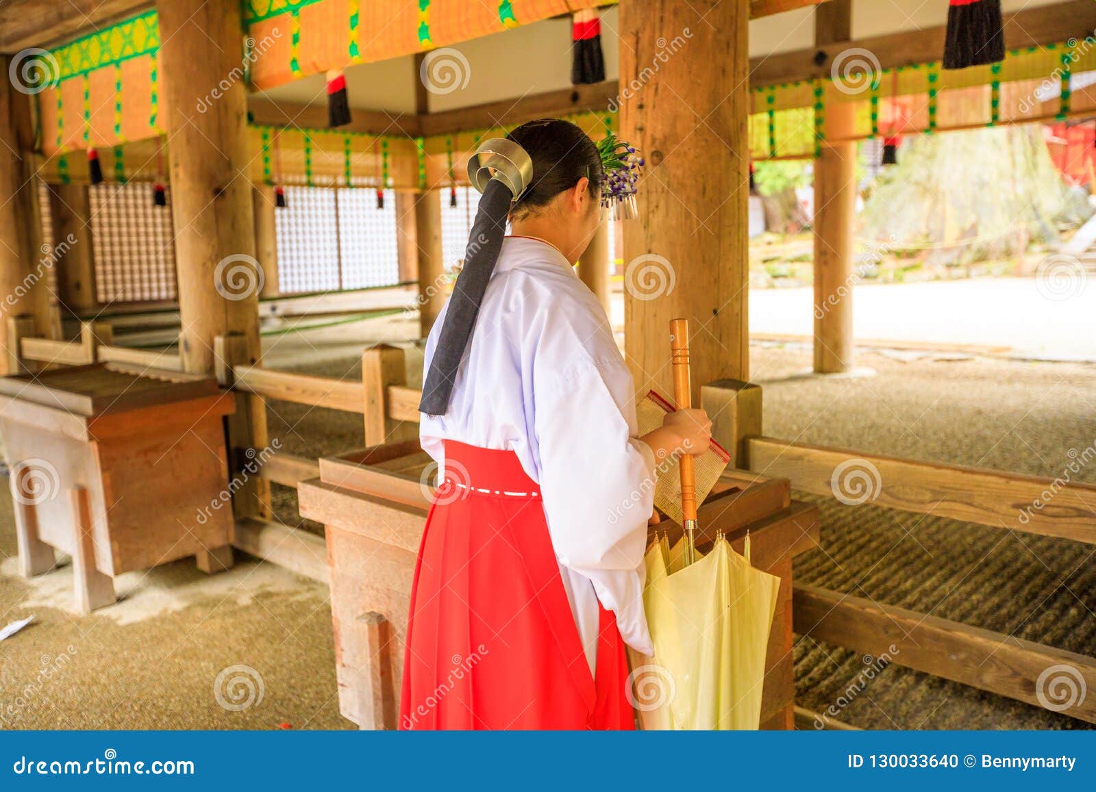 圣所的神道的信徒的美子编辑类图片 图片包括有未婚 红色 女教士 祈祷 旅游 灵性 拱道 圣所的神道的信徒的美子编辑类图片 图片包括有未婚 红色 女教士 祈祷 旅游 灵性 拱道