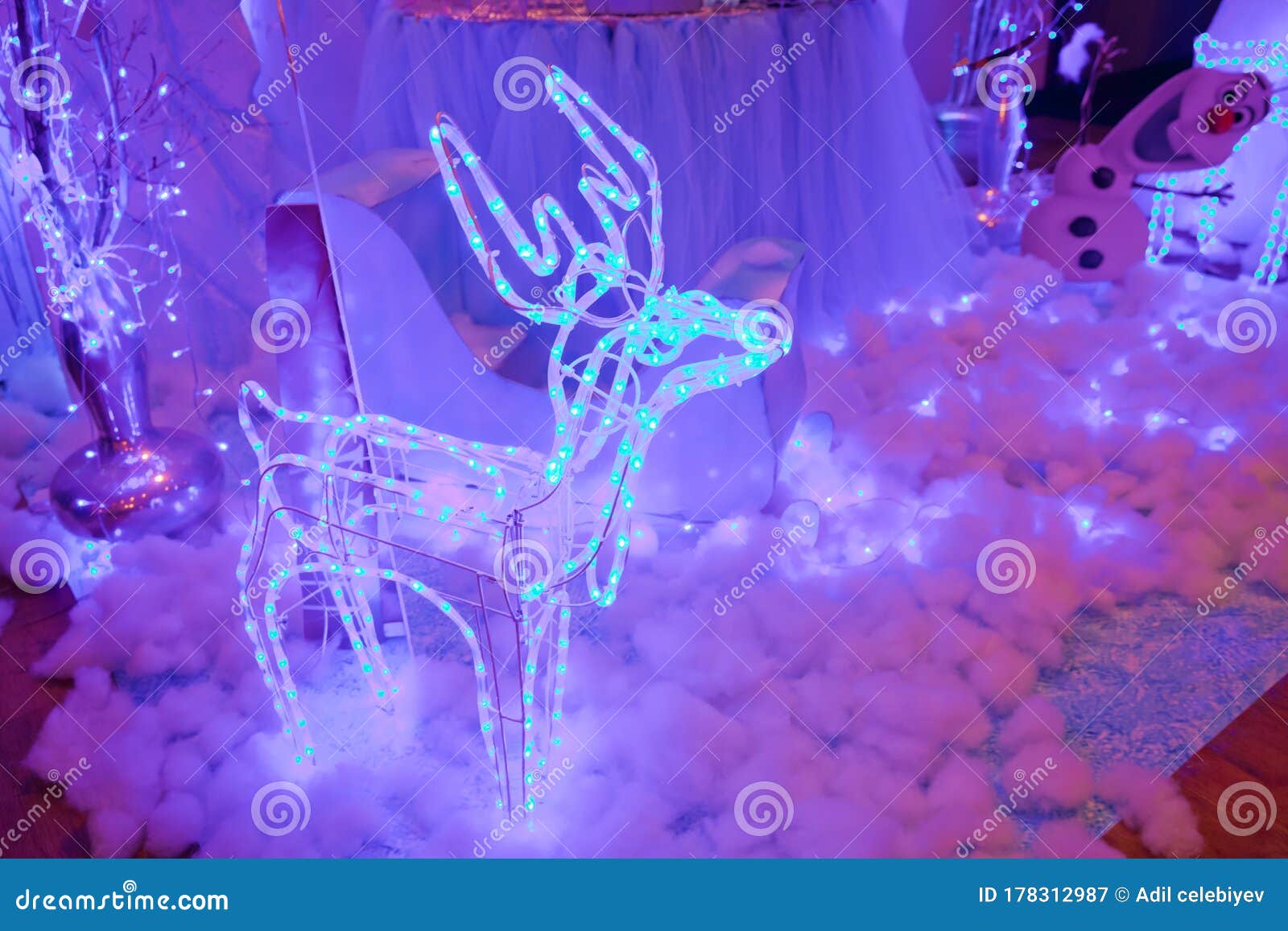 圣诞冬假概念壁纸紫银蓝光的情人鹿蓝色模糊软库存图片 图片包括有蓝色模糊软 紫银蓝光的情人鹿