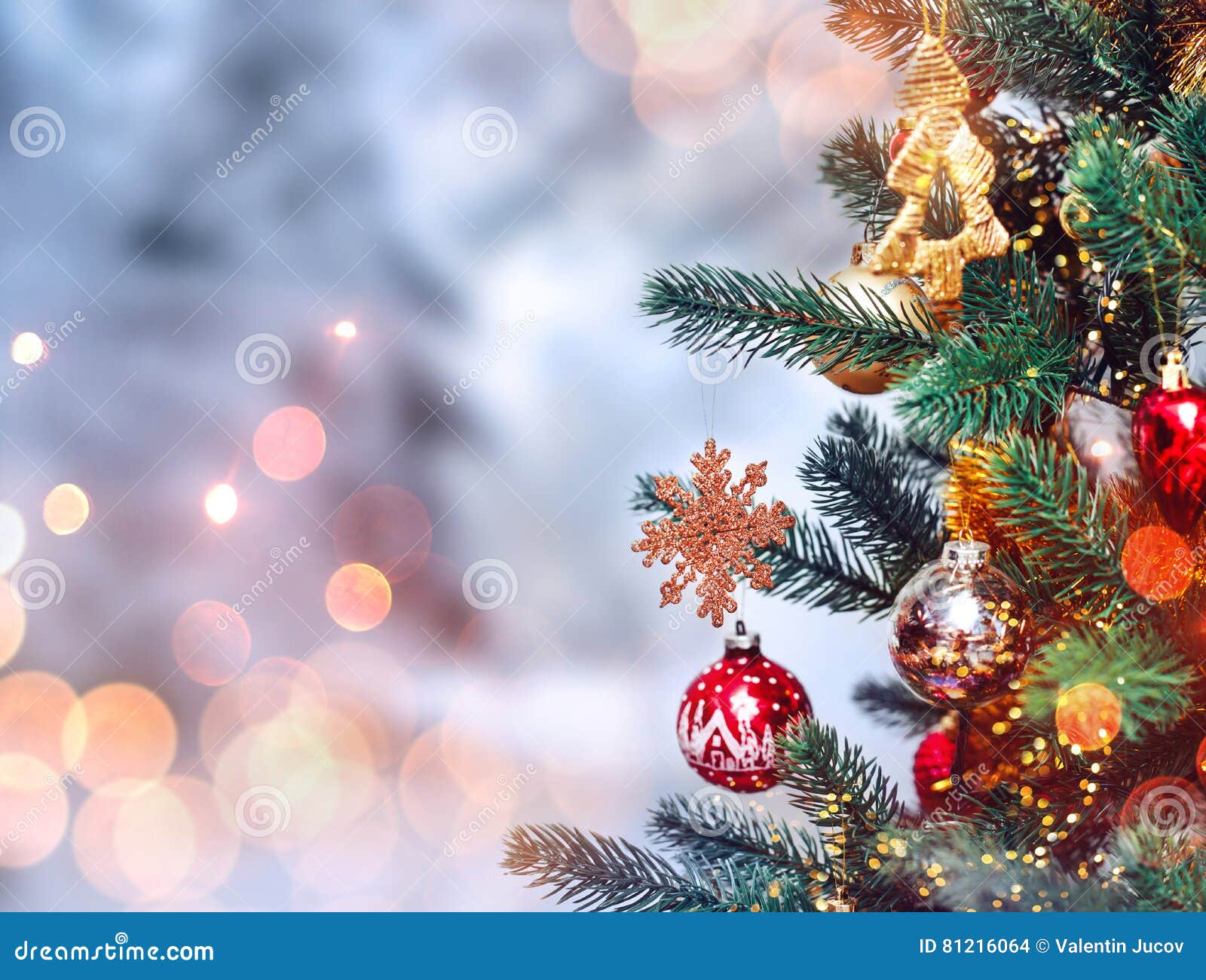 圣诞树背景和圣诞节装饰与雪，弄脏，发火花，发光新年好和xmas 库存照片- 图片包括有背包, 发光: 81216064
