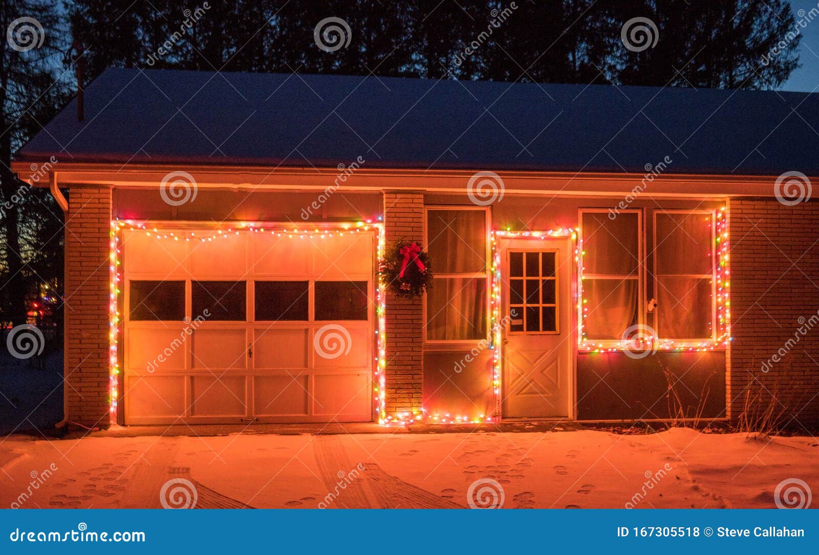 圣诞灯，花圈在屋外，夜晚库存照片. 图片包括有圣诞节, 车道, 包括, 房屋板壁, 新建, 晚上- 167305518
