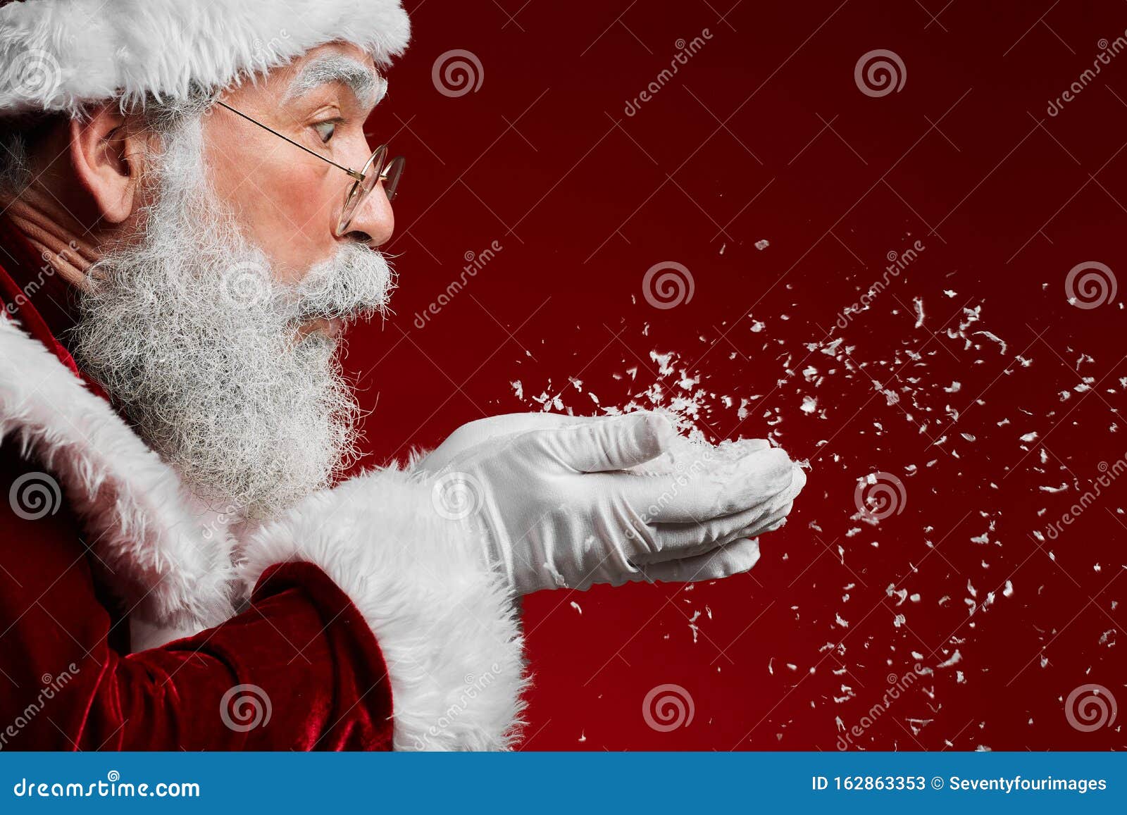 圣诞老人吹红雪库存图片 图片包括有服装 成人 特写镜头 快乐 镜片 男人 帽子 背包徒步旅行者 圣诞老人吹红雪库存图片 图片包括有服装 成人 特写镜头 快乐 镜片 男人 帽子 背包徒步旅行者