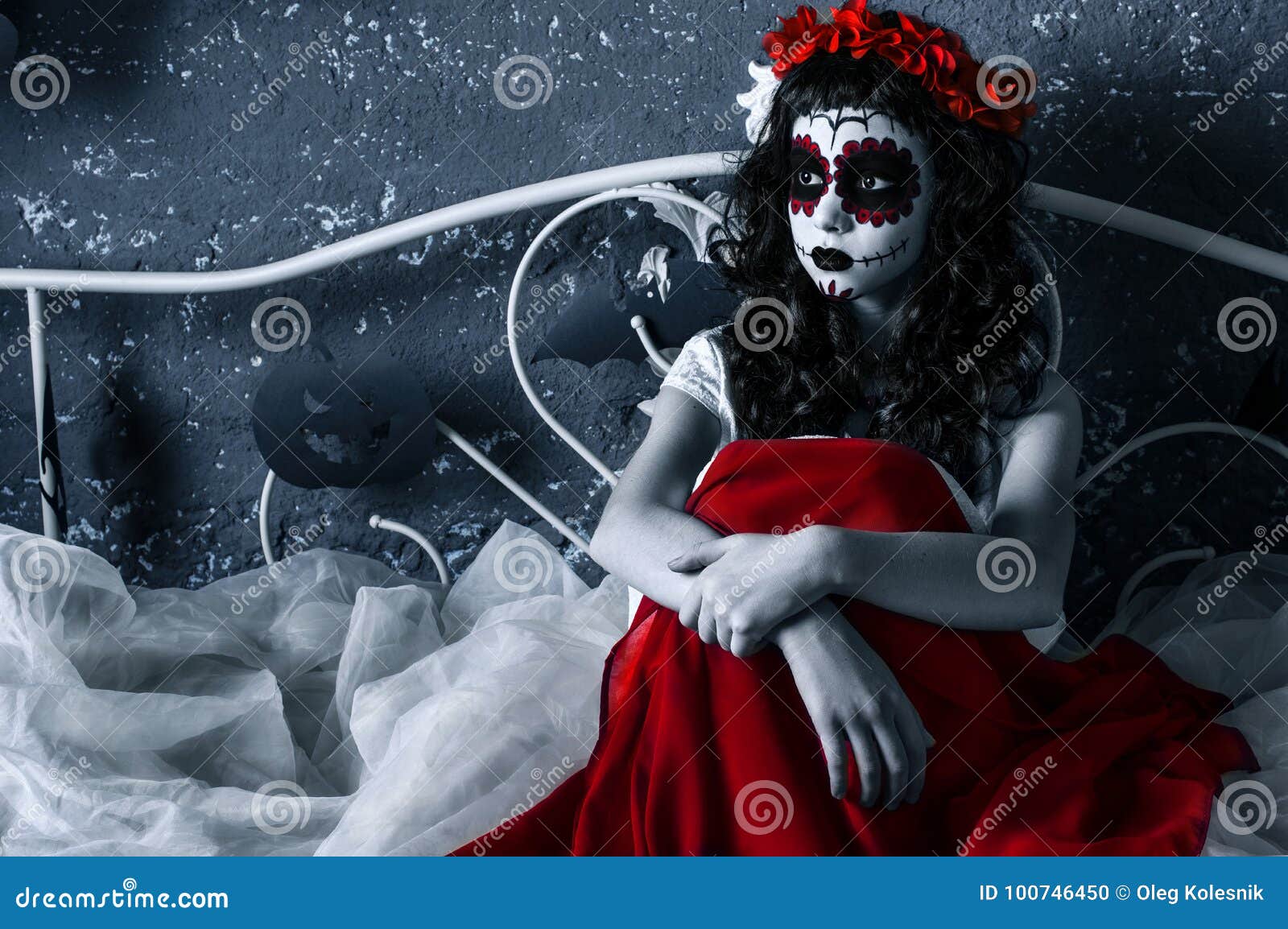 圣诞老人有红色花王冠的muerte女孩库存照片 图片包括有圣诞老人 停止 红色 纵向 王冠 圣诞老人有红色花王冠的muerte女孩库存照片 图片包括有圣诞老人 停止 红色 纵向 王冠