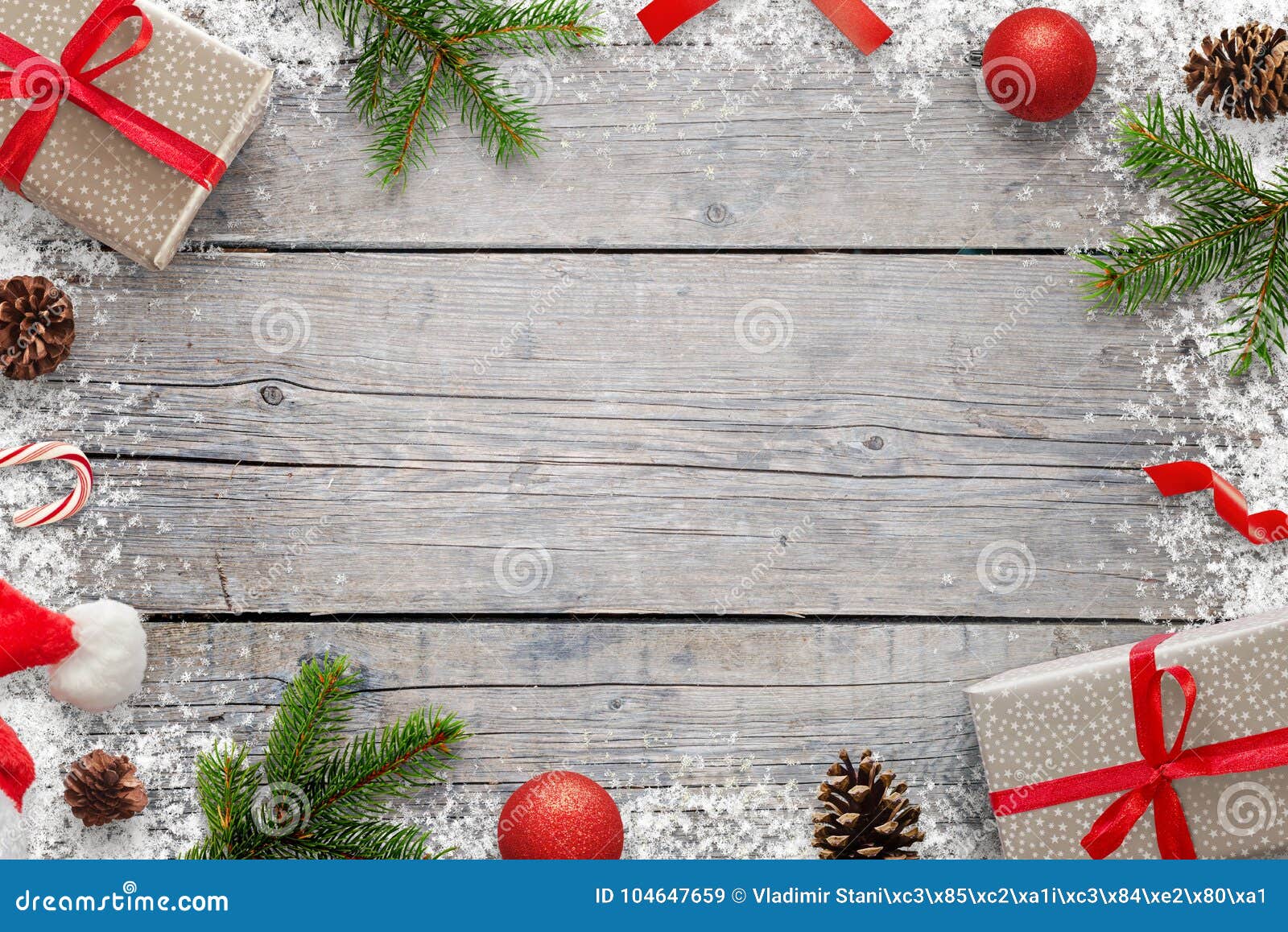 圣诞节与拷贝空间的xmas背景文本的圣诞节冷杉分支 Giftse 棒棒糖 圣诞老人帽子 Pinecones和雪花库存图片 图片包括有背包 降低