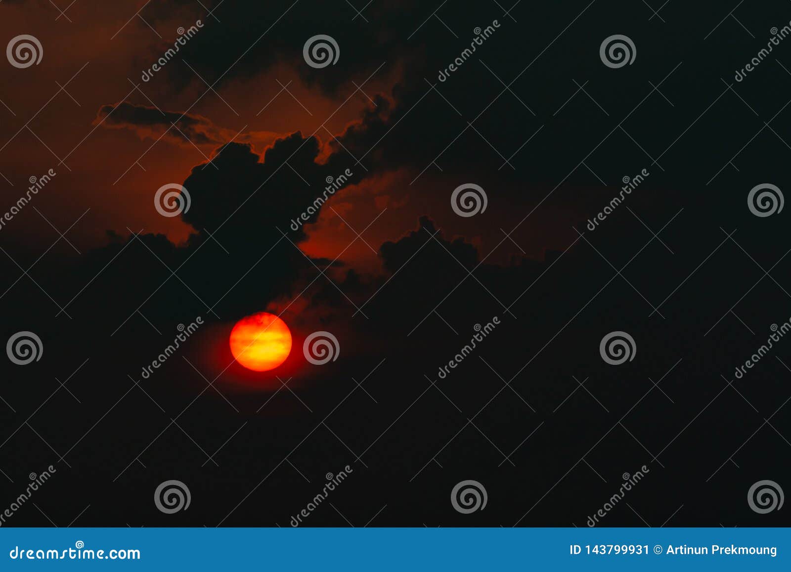 在乌云的红色大太阳恶魔日落太阳恐怖视图在乌云天空的在杉木常设夏天日落结构树二之后火热的太阳在晚上自然库存图片 在乌云的红色大太阳恶魔日落太阳恐怖视图在乌云天空的在杉木常设夏天日落结构树二之后火热的太阳在晚上自然库存图片