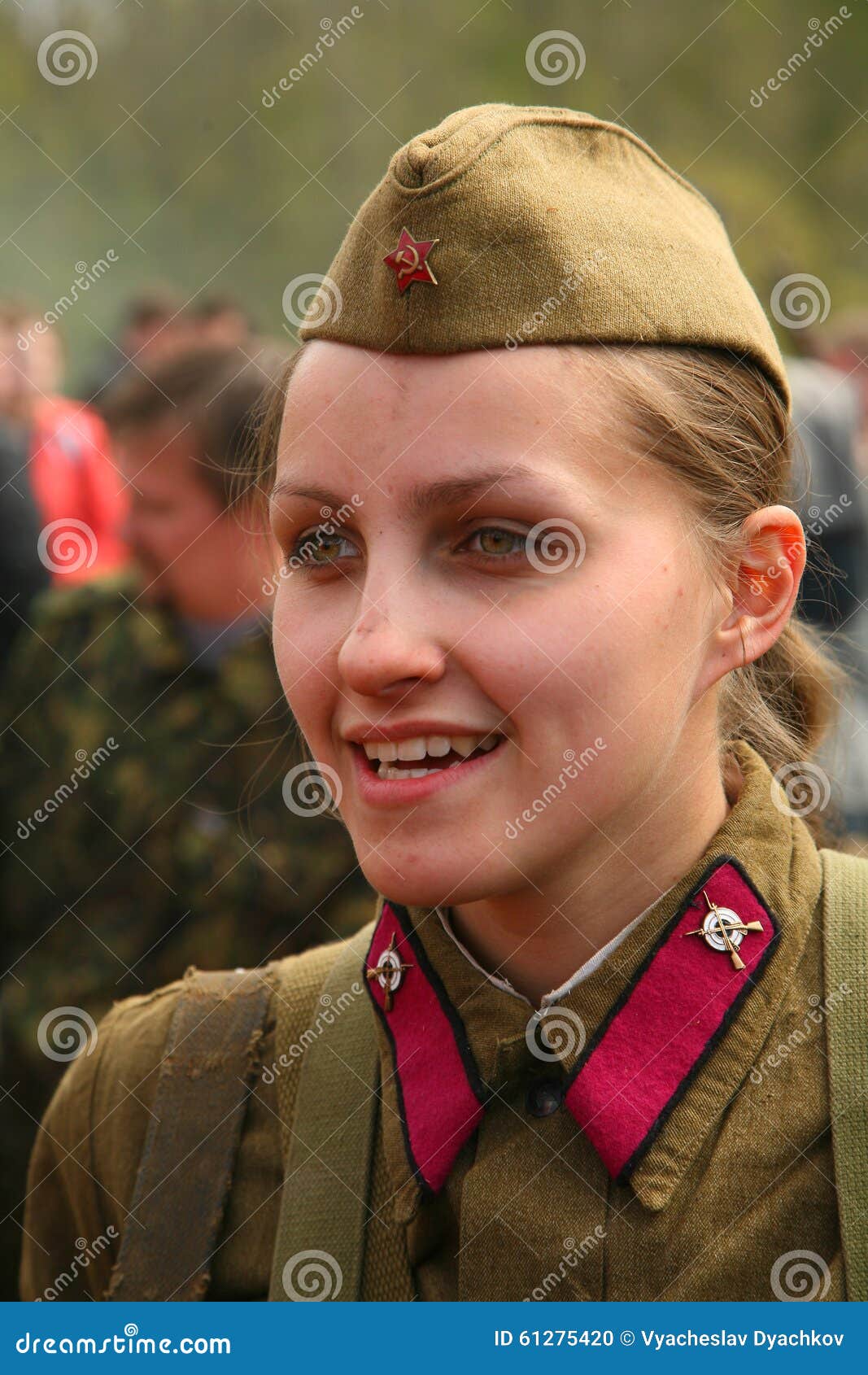 在俄国苏联一致的第二次世界大战的军事再enactor 二战制服的苏联女兵编辑类图片 图片包括有战斗 臂章 在俄国苏联一致的第二次世界大战的军事再enactor 二战制服的苏联女兵编辑类图片 图片包括有战斗 臂章