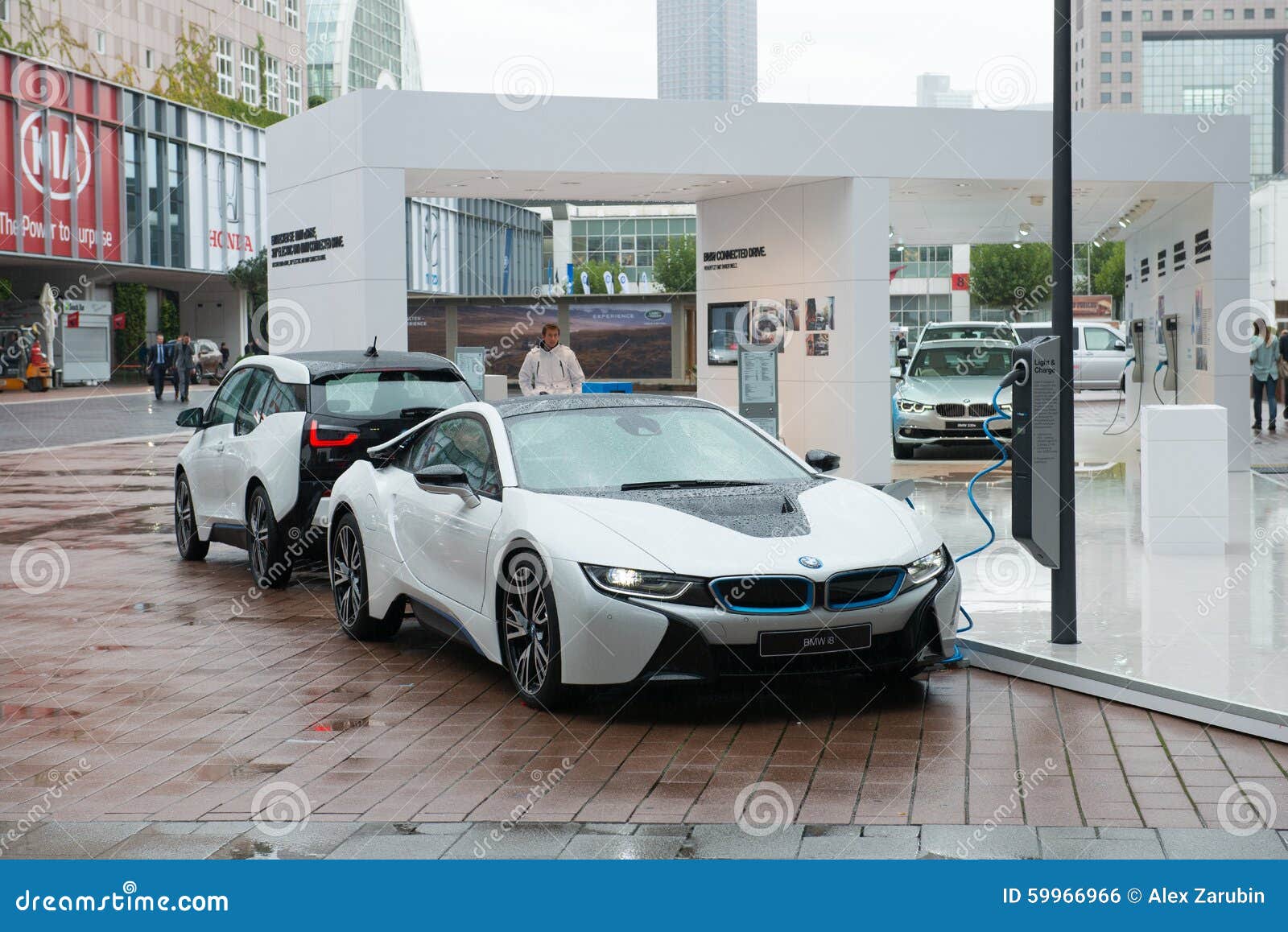 在充电站的插入式混合模型bmw I8 编辑类照片 图片包括有在充电站的插入式混合模型bmw