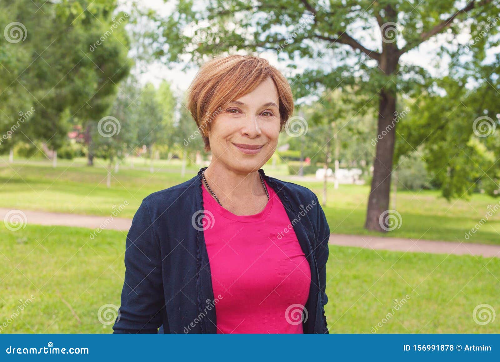 走在公园的健康女性高管 户外有红色短的发型的老年妇女 成熟的美 60s 库存照片 图片包括有年长 实际