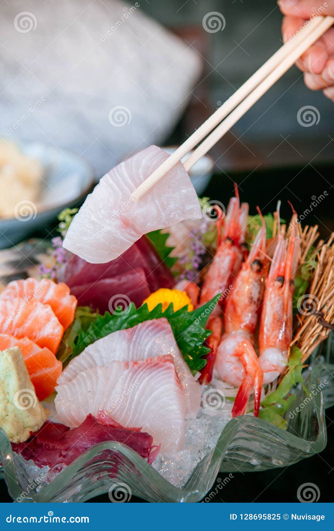 在冰的优质生鱼片 Tai鱼生鱼片 Ebi生鱼片 Sa Maguro 库存图片 图片包括有聚会所 纤巧