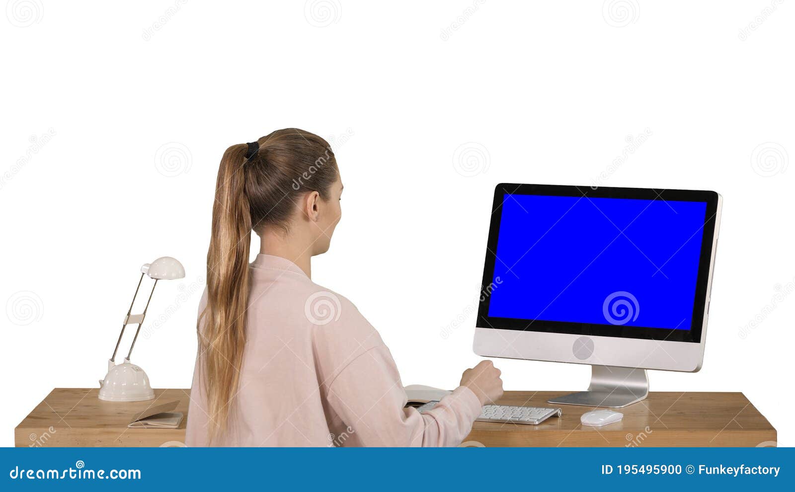 在办公室工作的漂亮休闲女性在白色背景中使用pc蓝屏模拟显示 库存照片 图片包括有办公室 照相机 在办公室工作的漂亮休闲女性在白色背景中使用pc蓝屏模拟显示 库存照片 图片包括有办公室 照相机