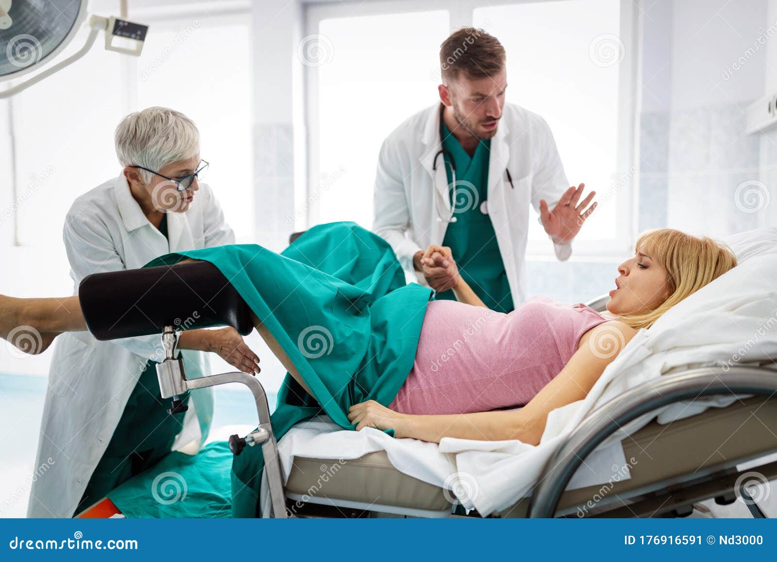 在医院的分娩妇女中 产科医生协助分娩库存图片 图片包括有系列 健康 母性 发运 新出生 在医院的分娩妇女中 产科医生协助分娩库存图片 图片包括有系列 健康 母性 发运 新出生