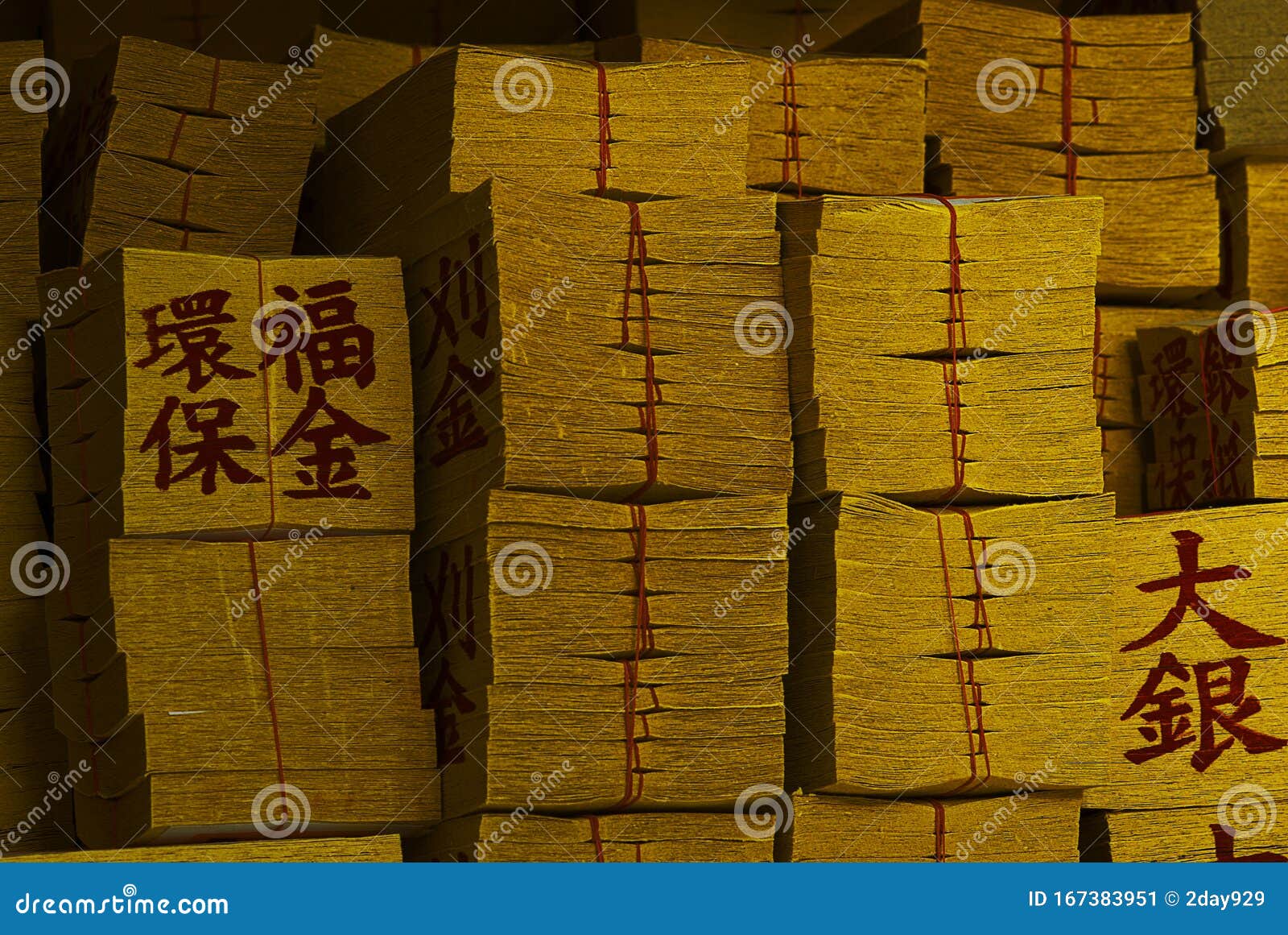 在商店的书库里卖纸金纸 神秘库存图片 图片包括有货币 黄色 纹理 种类 偶象 提供