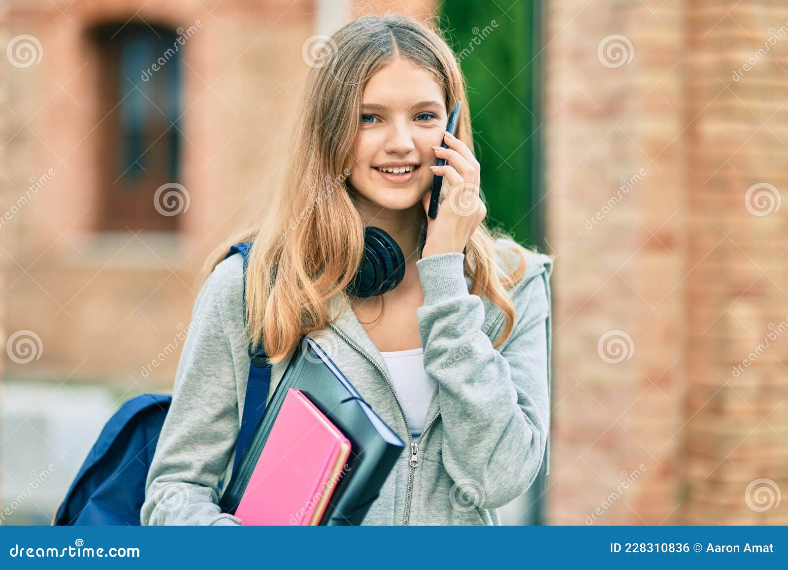 在城市里用智能手机笑着开心说话的白人美女学生库存照片. 图片包括有学校, 告诉, 倾听, 白种人- 228310836