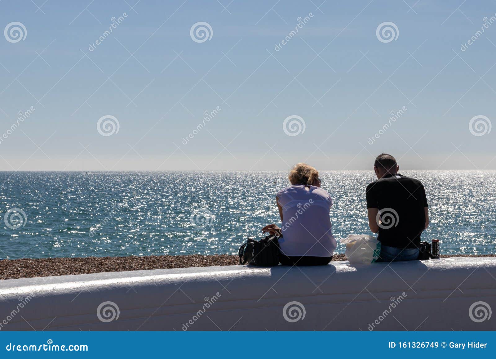 在夏日 一对夫妇坐在海边的墙上欣赏海景编辑类库存图片 图片包括有蓝色 夏天 享用 安装 空白 在夏日 一对夫妇坐在海边的墙上欣赏海景编辑类库存图片 图片包括有蓝色 夏天 享用 安装 空白