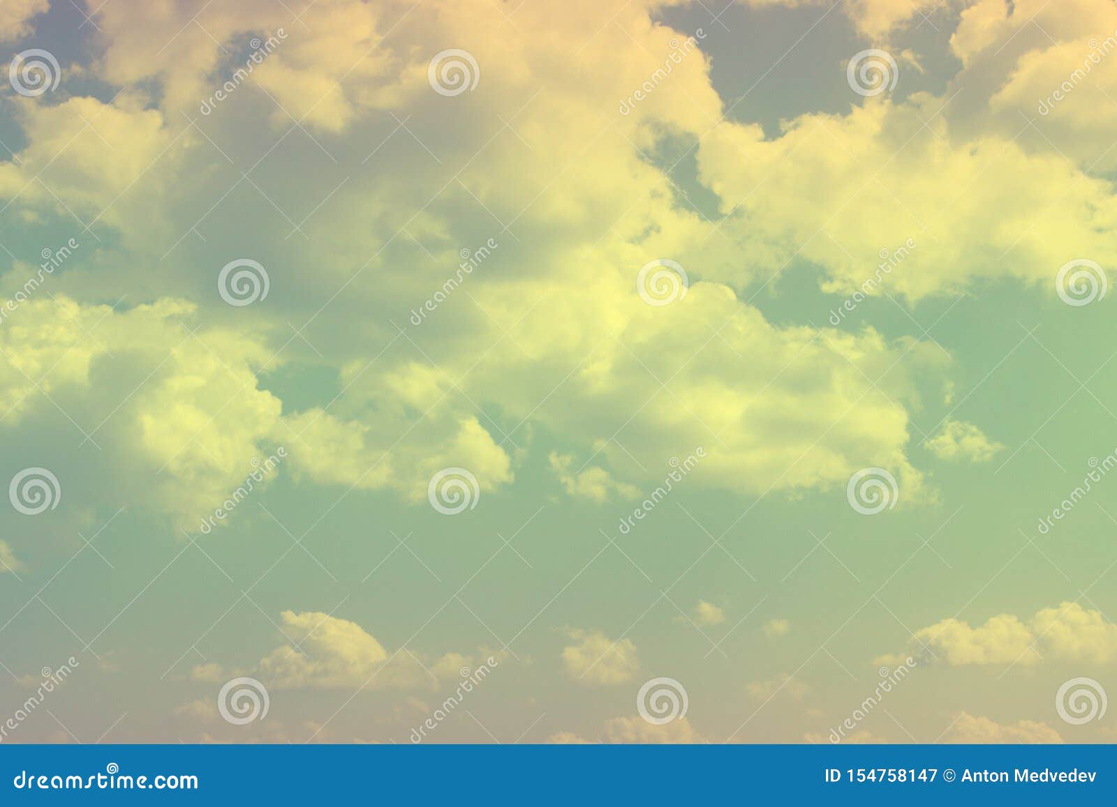 在天空的可爱的虚幻的明亮的幻想积云用于作为背景的设计库存图片 图片包括有