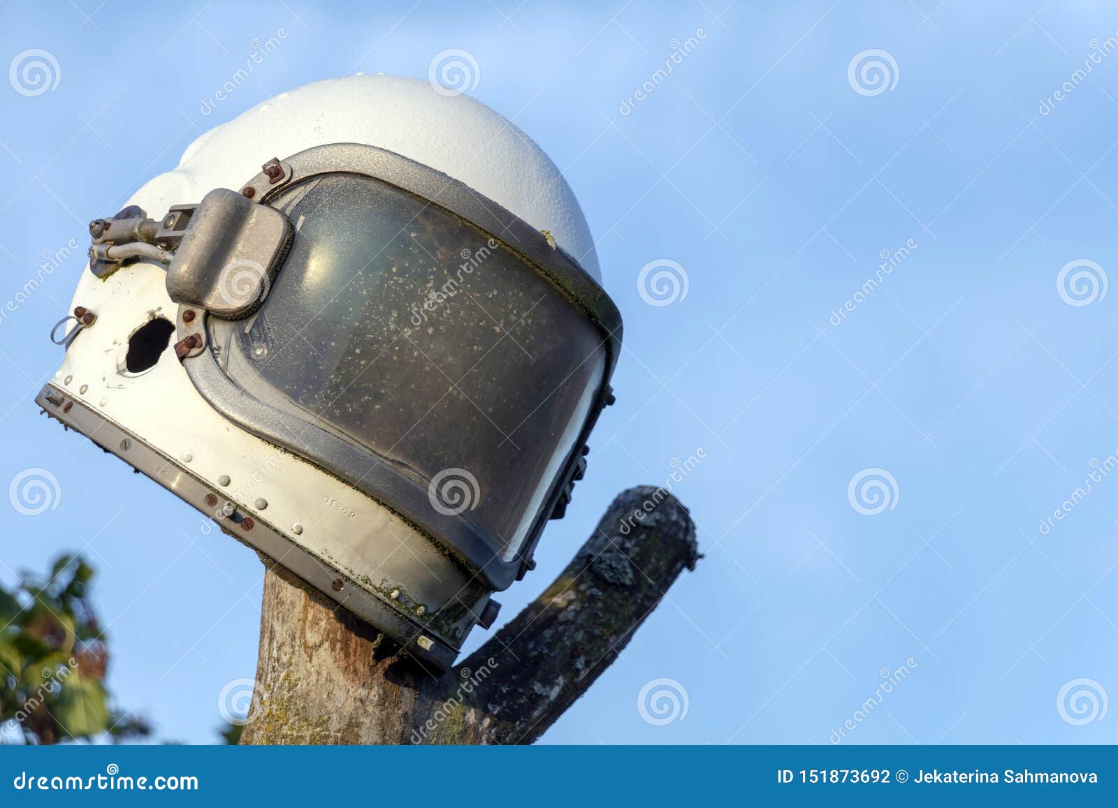 在天空蔚蓝背景的宇航员盔甲与拷贝空间库存照片 图片包括有军事 专业人员 帽子 月亮 机场 在天空蔚蓝背景的宇航员盔甲与拷贝空间库存照片 图片包括有军事 专业人员 帽子 月亮 机场