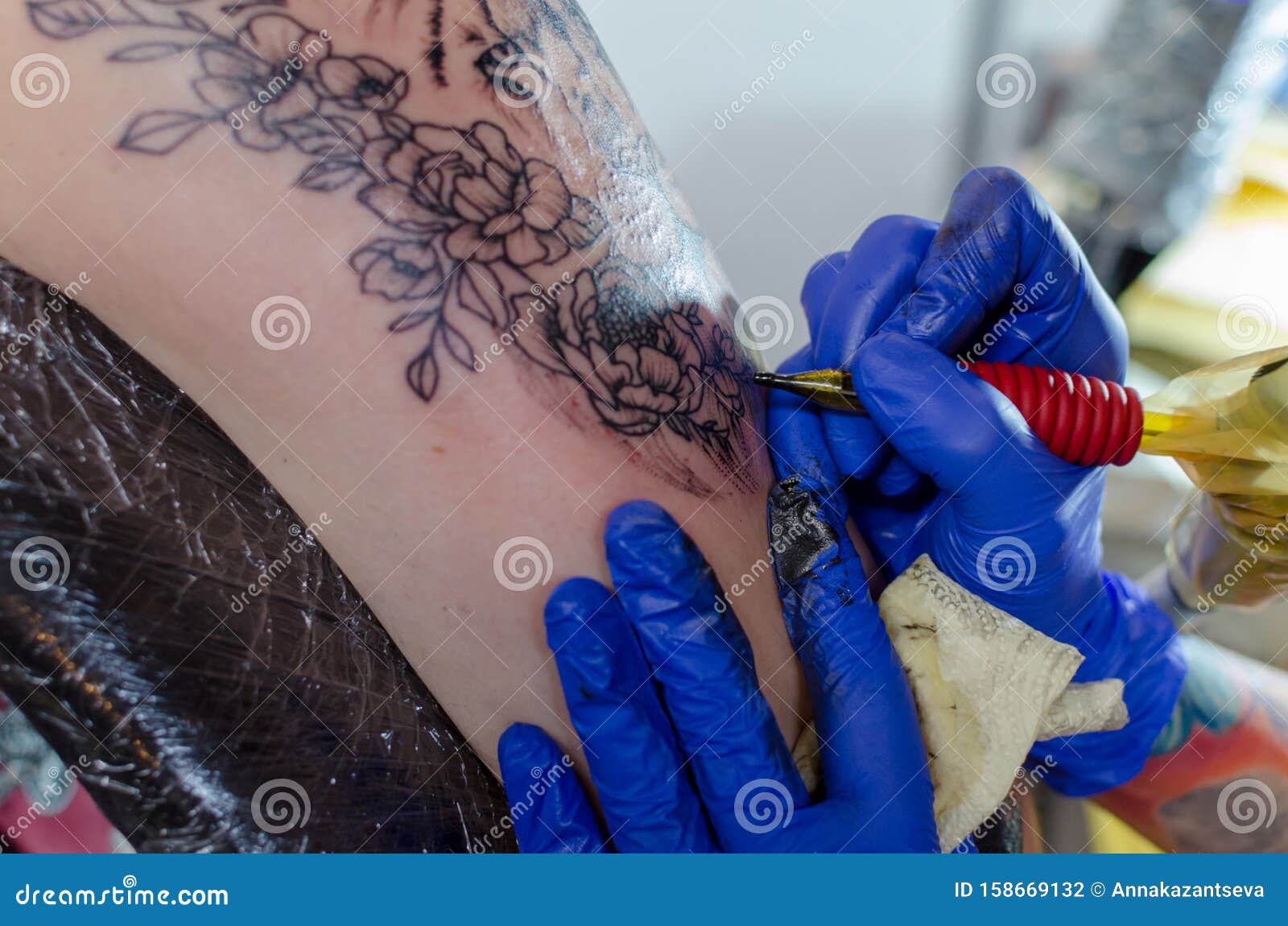 在女性上臂上制作花纹刺青的方法特写 选择性聚焦图库摄影片 图片包括有特写 选择性聚焦 在女性上臂上制作花纹刺青的方法