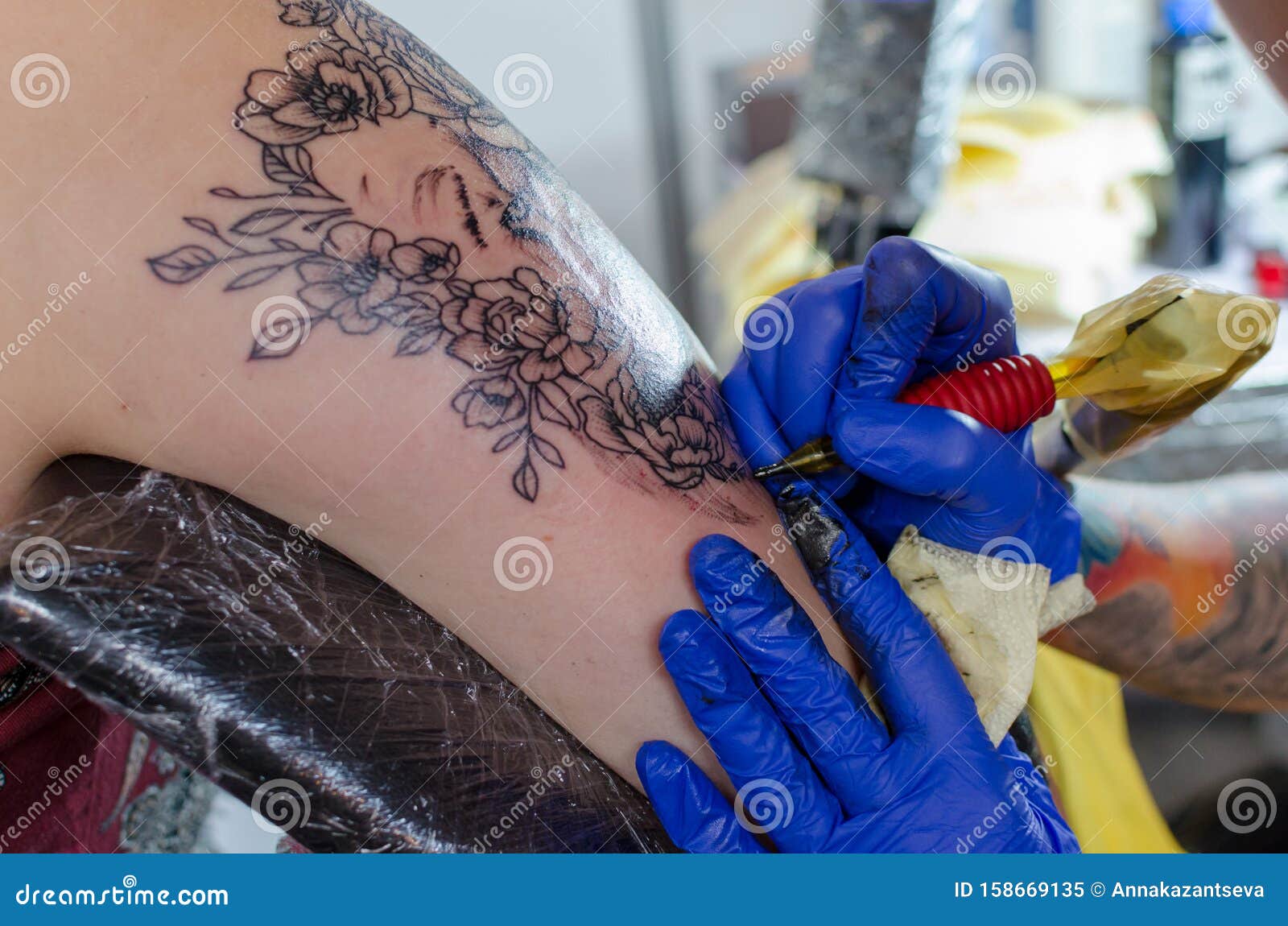 在女性上臂上制作花纹刺青的方法特写 选择性聚焦编辑类图片 图片包括有