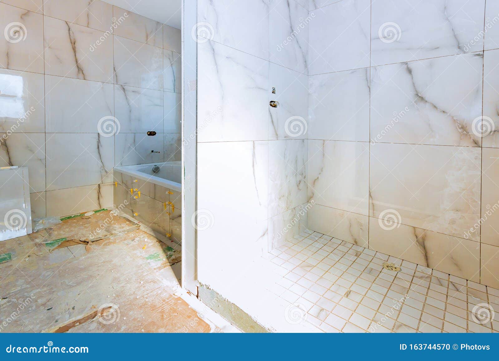 在室内瓷砖饰面上改装浴室库存照片 图片包括有布琼布拉 干净 管道 家庭 任何地方 背包